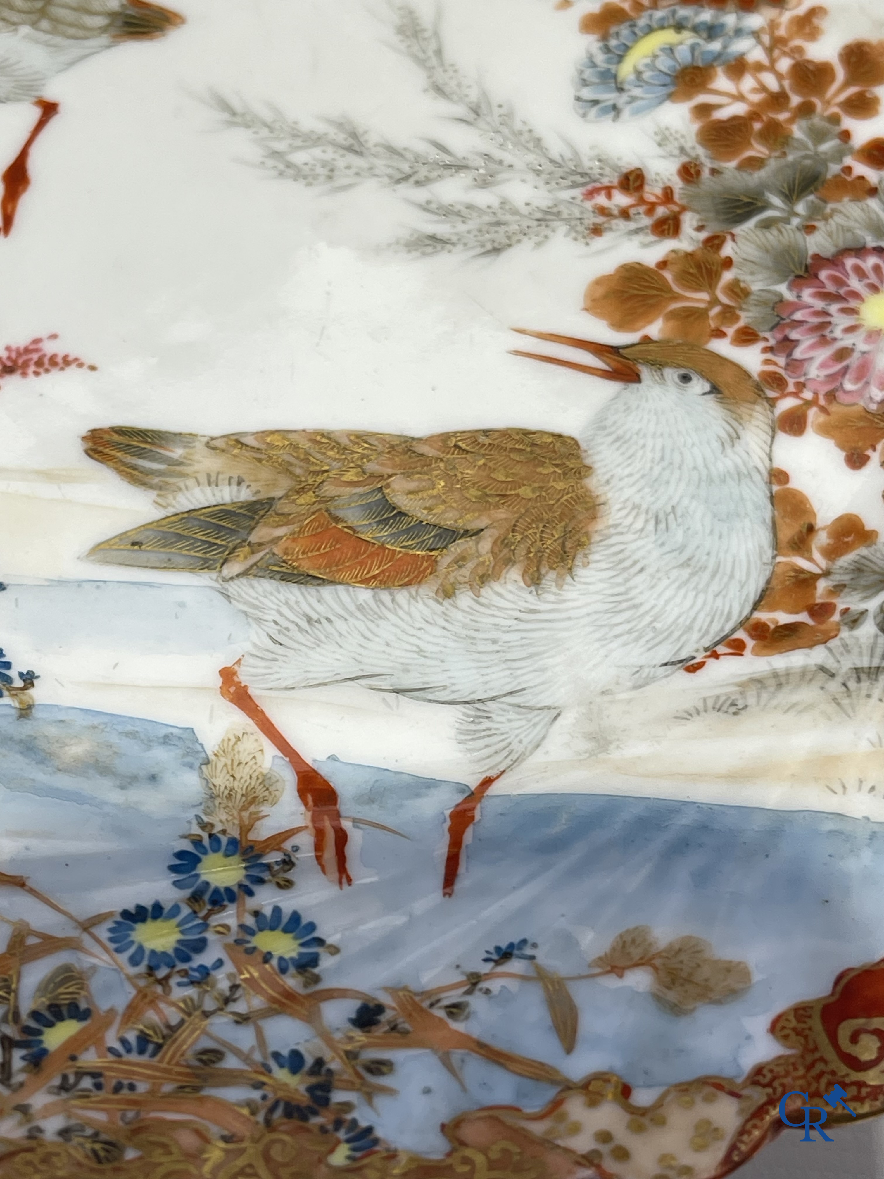 Een mooi lot brocante waaronder een Japans Kutani-porselein servies, een vaas in Val Saint Lambert en een jardinière.