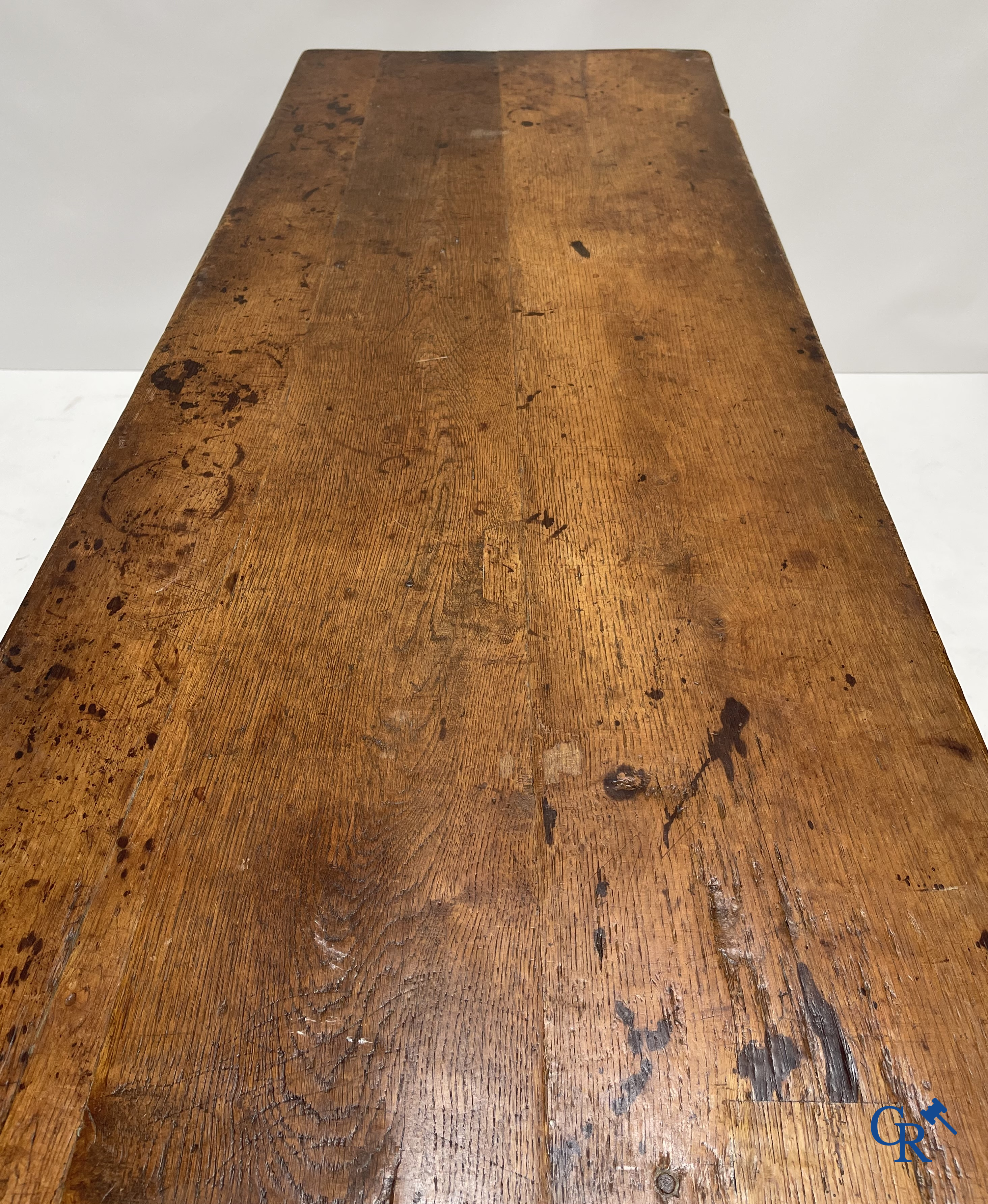 Eikenhouten tafel. 19e eeuw.