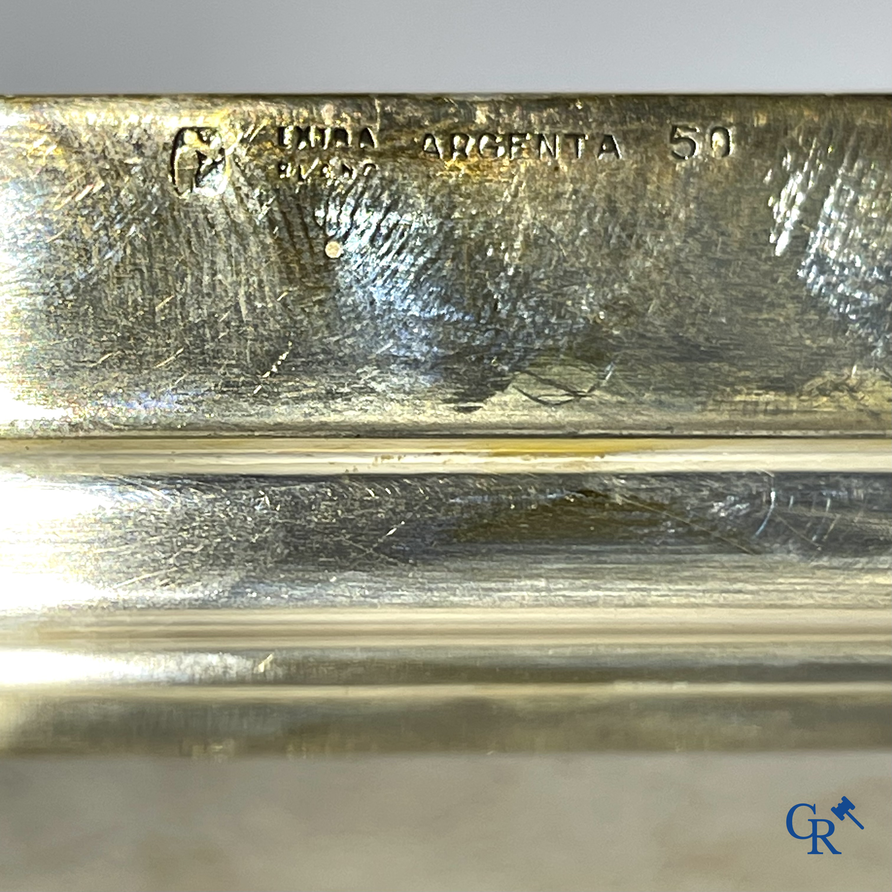 Paar Engelse sauskommen met deksel, een grote rechthoekige dienblad en een octogonaal dienblad in verzilverd metaal.