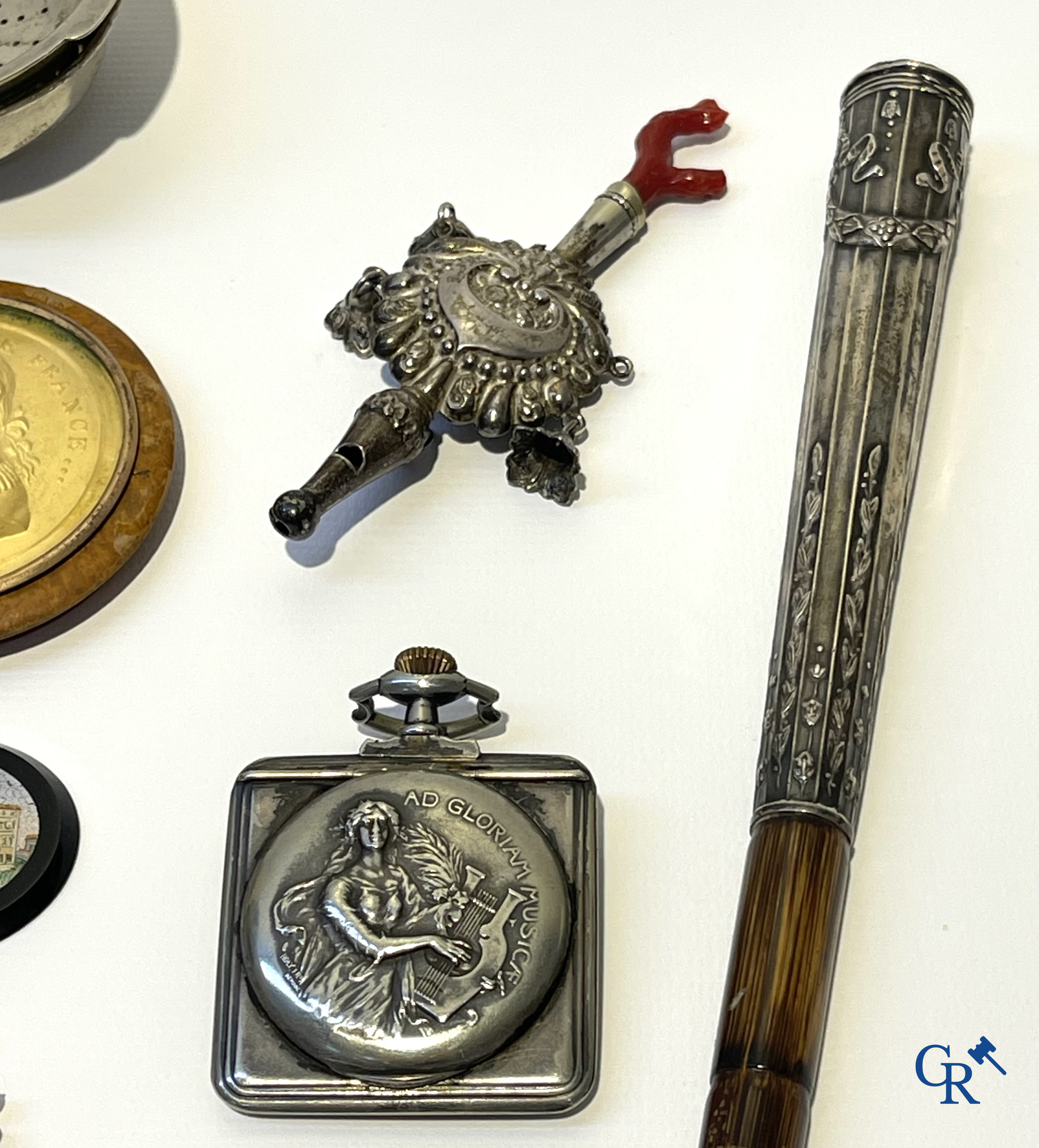 Lot met vitrineobjecten, juwelen met diamant, uurwerken, zilveren tabaksdozen, micro mozaïek, enz. 18e-19e-20ste eeuw.