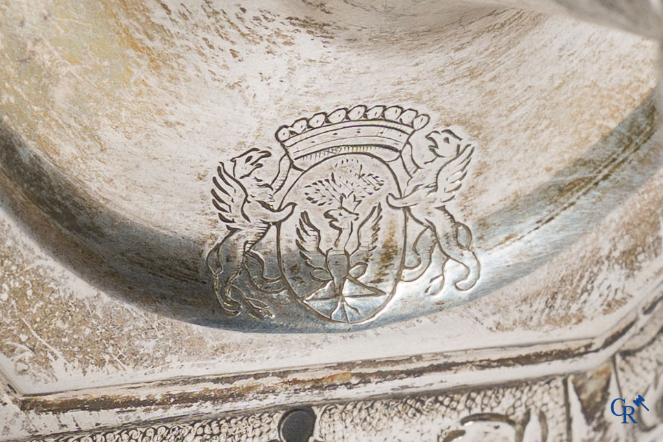 Paar kandelaars in zilver met wapenschilden. Luik, Adelaar met jaartal 1724. Jaarletter N (1 juli 1736-30 juni 1737).