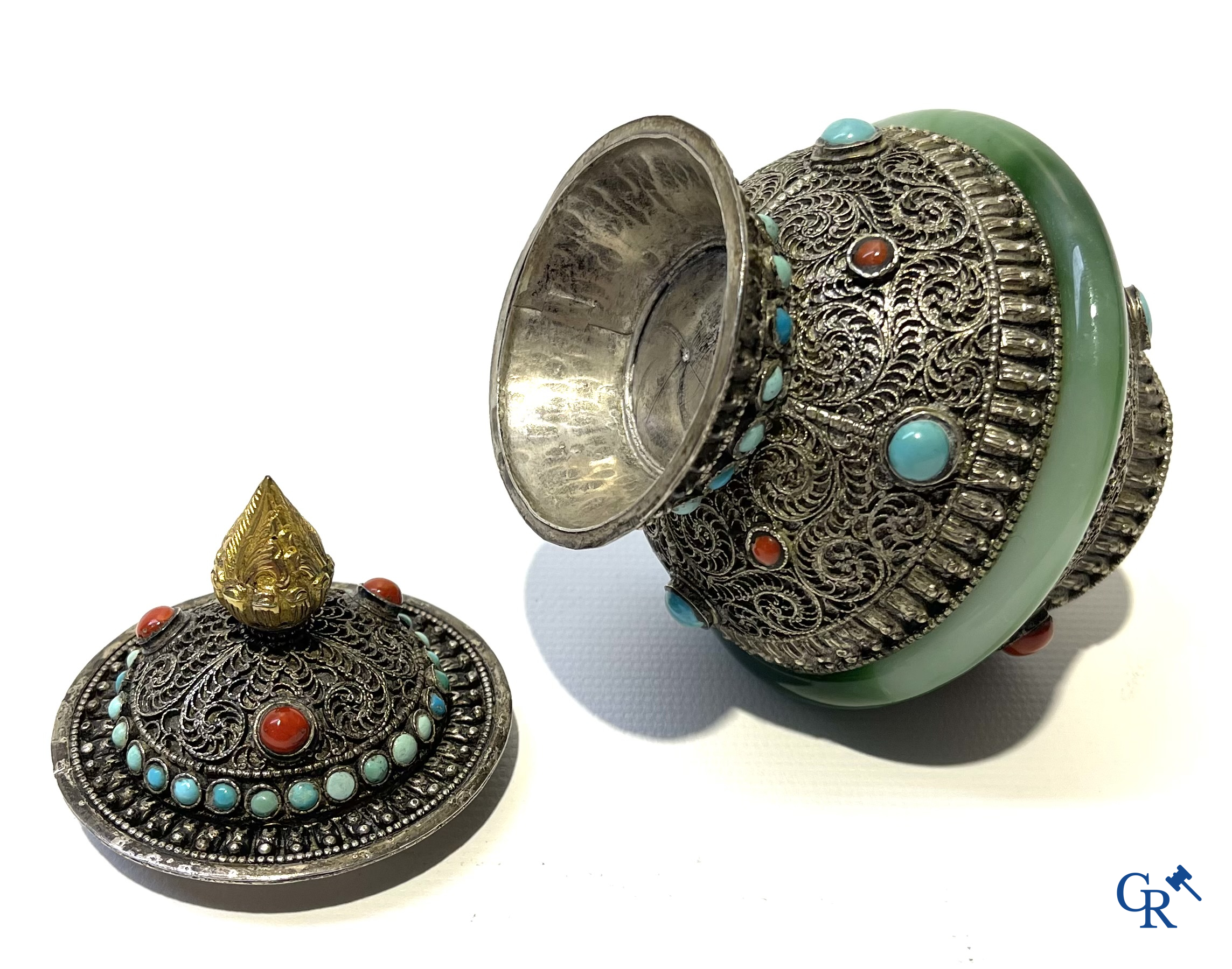 Aziatica. Een zilver, jade en filigraan dekselpot, 2 geëmailleerde filigraan Fo-honden en een bronzen boeddha.