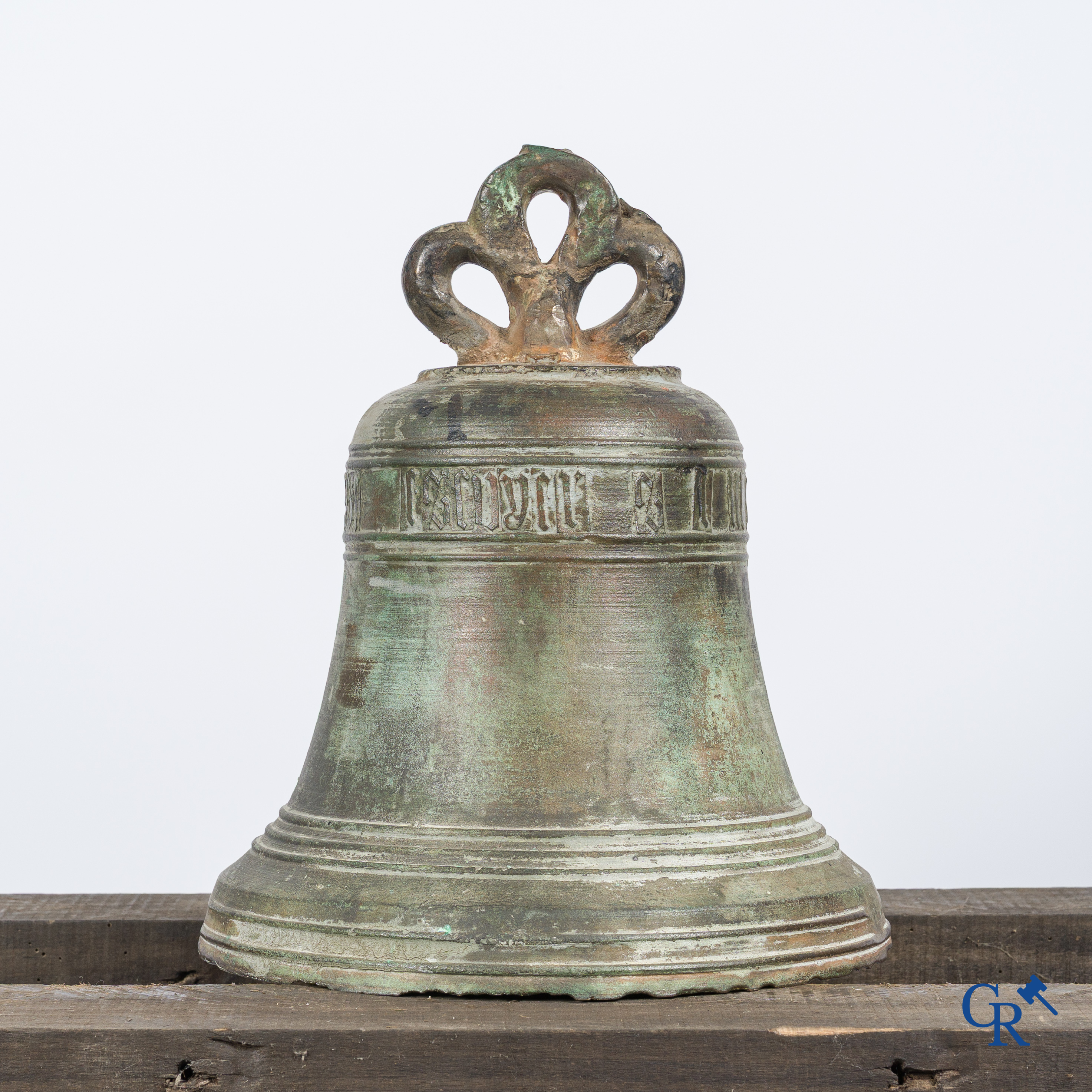 Religieuze objecten. Een antieke kerk kroonklok of bel in brons. Inscriptieband. 18e-19e eeuw.