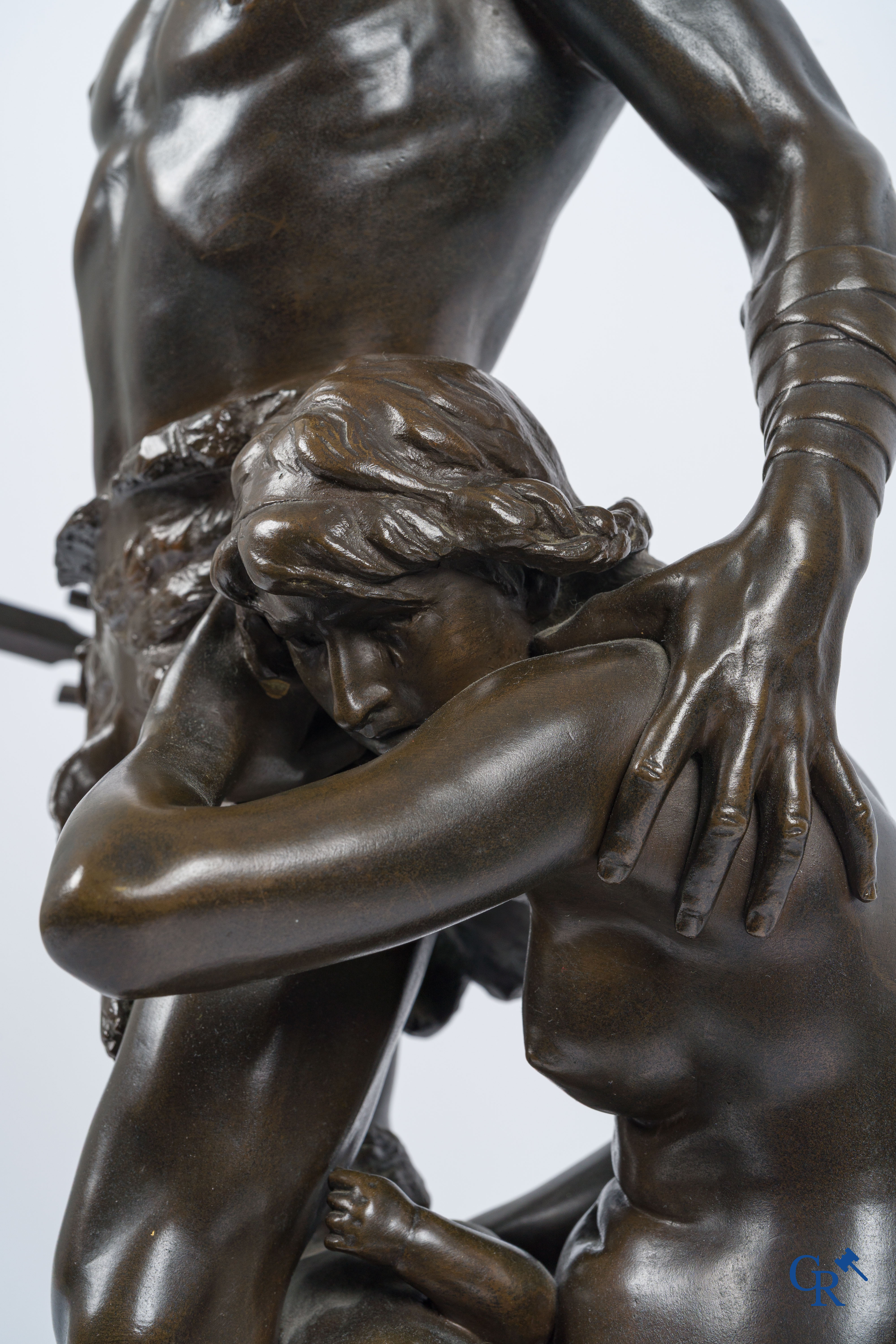 Emile André Boisseau (1842-1923) La défense du foyer. Salon des Beaux Art. Gieterijstempel Société des bronzes de Paris.