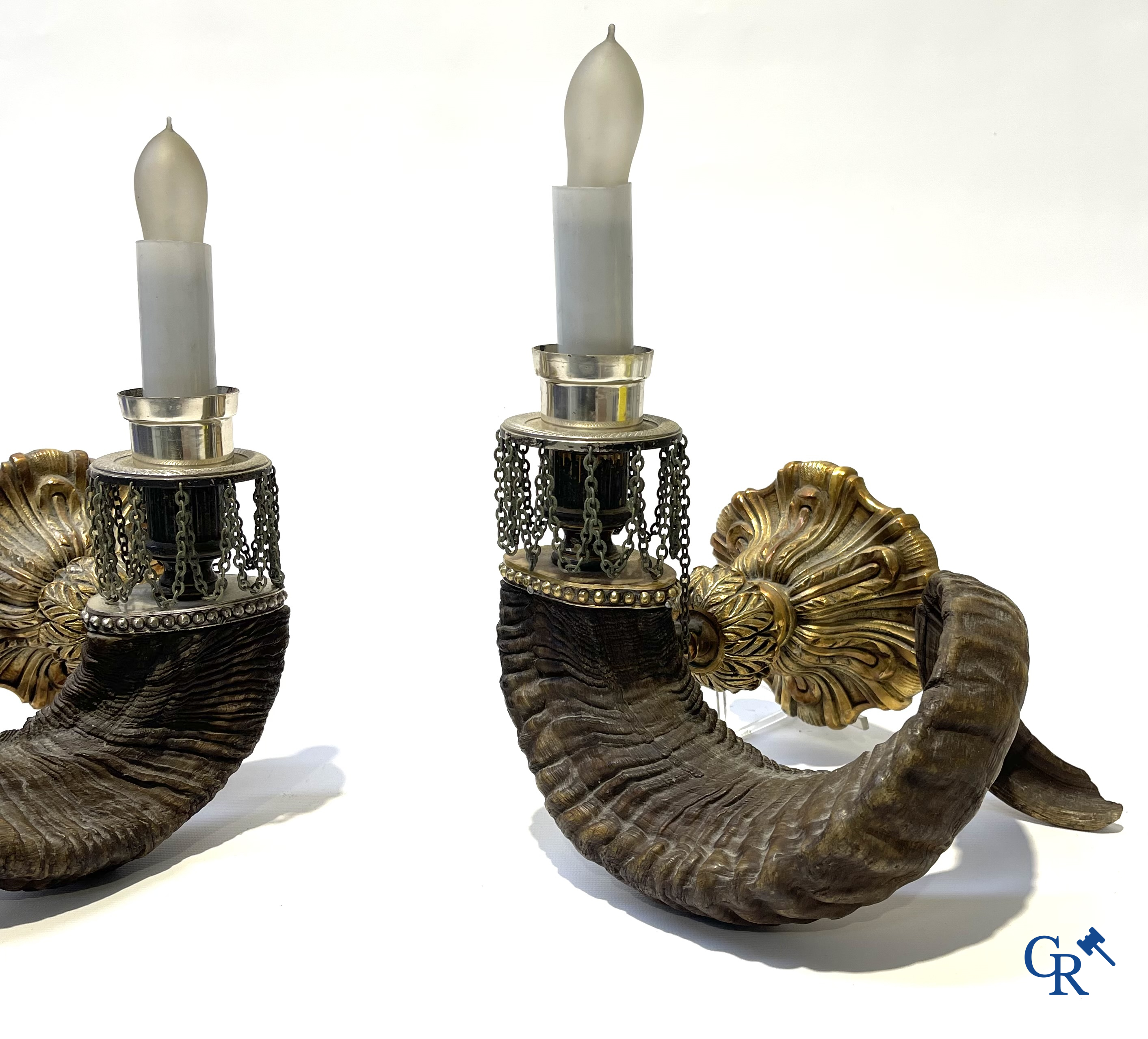 Een paar buitengewone decoratieve wandlichten in verguld en verzilverd brons met ramshoorns. Circa 1980.