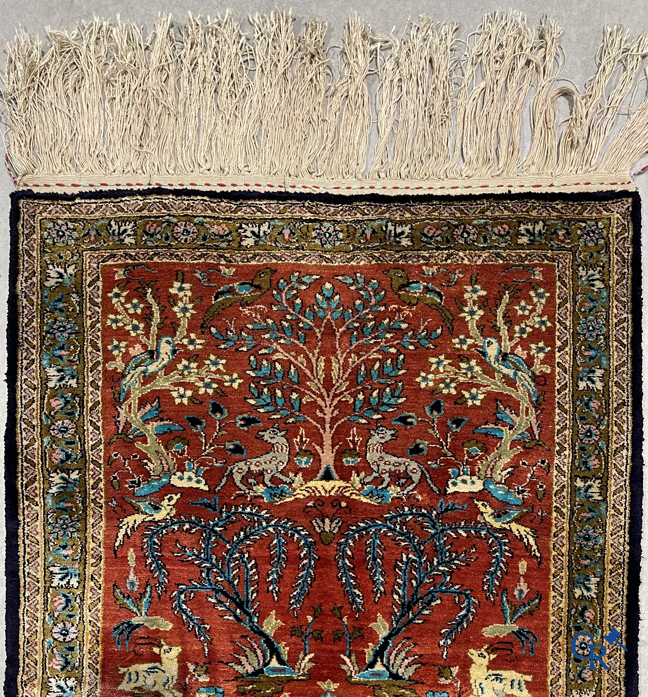 Oosterse tapijten. Een handgeknoopt tapijt met wouddieren. Zijde en wol.