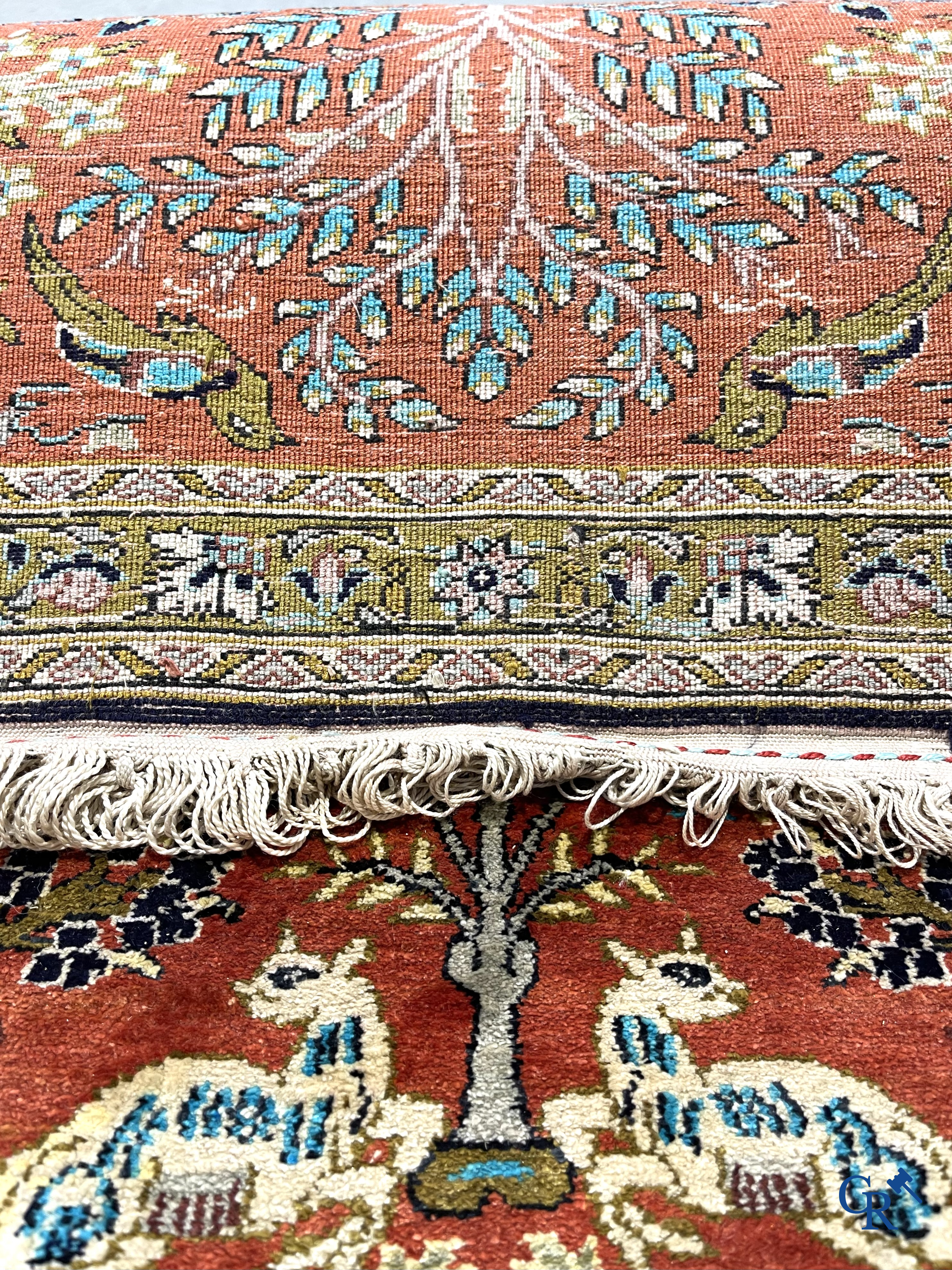 Oosterse tapijten. Een handgeknoopt tapijt met wouddieren. Zijde en wol.