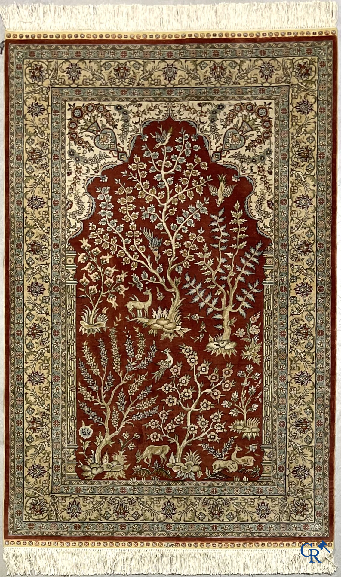 Oosterse tapijten. Hereke. Een fijn handgeknoopt zijden tapijt met dieren en vogels in het woud. Gesigneerd.