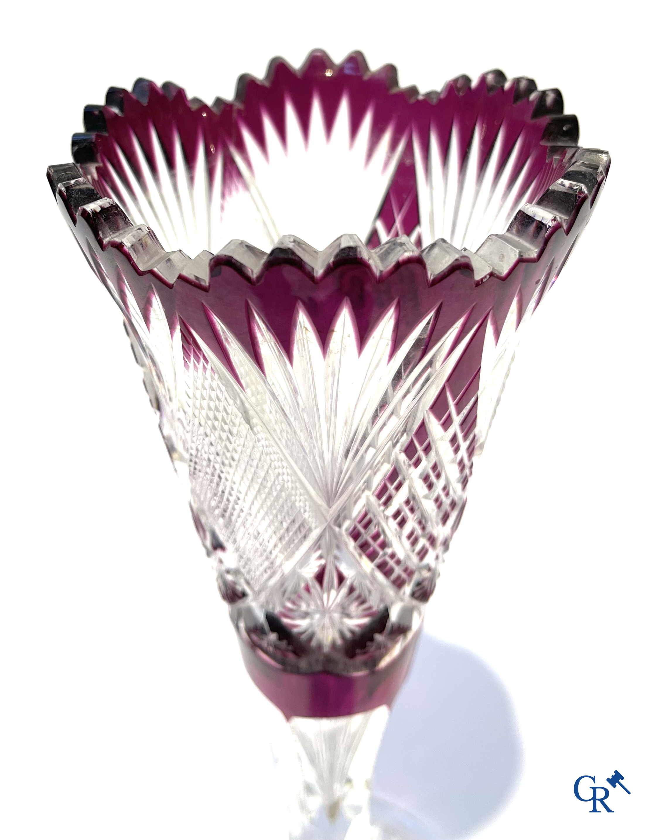 Een mooi lot brocante waaronder een Japans Kutani-porselein servies, een vaas in Val Saint Lambert en een jardinière.