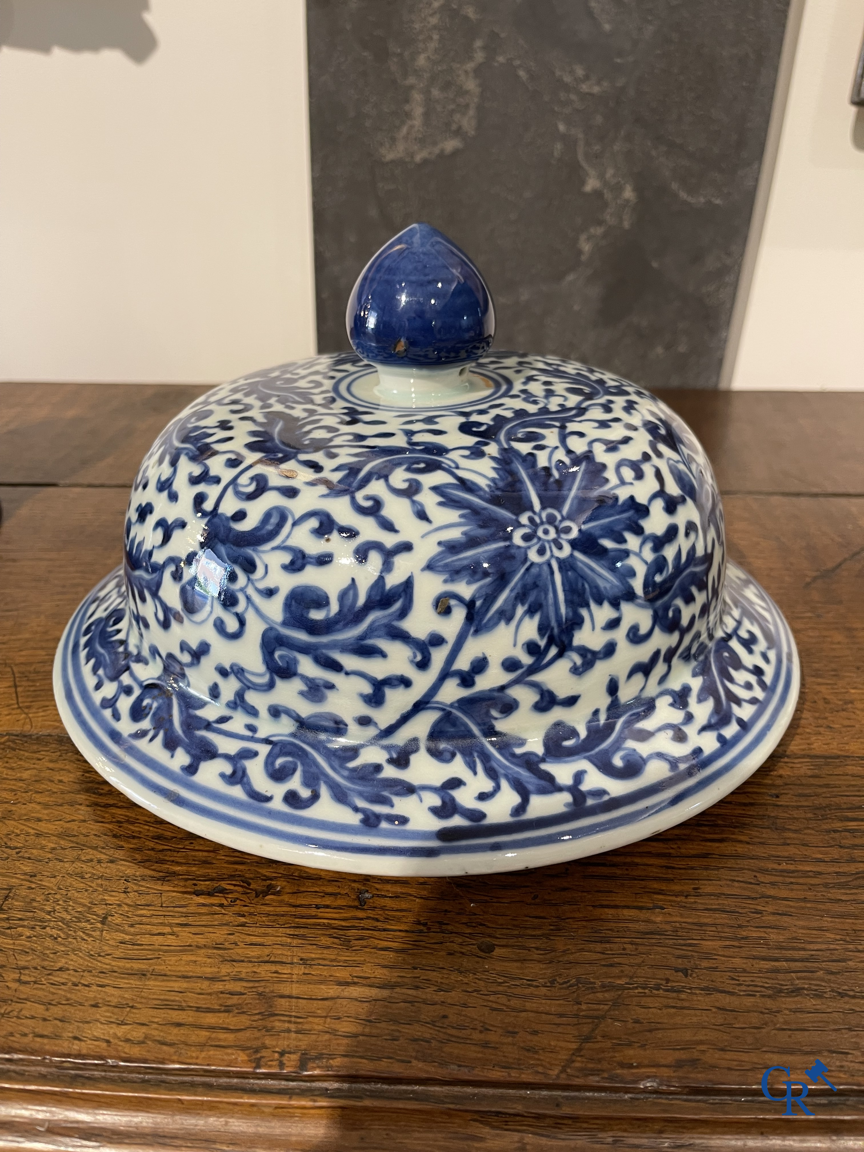 Asian Art. Chinese porcelain. A massive Chinese blue and white baluster vase and lid with lotus roll decor. 19th century.