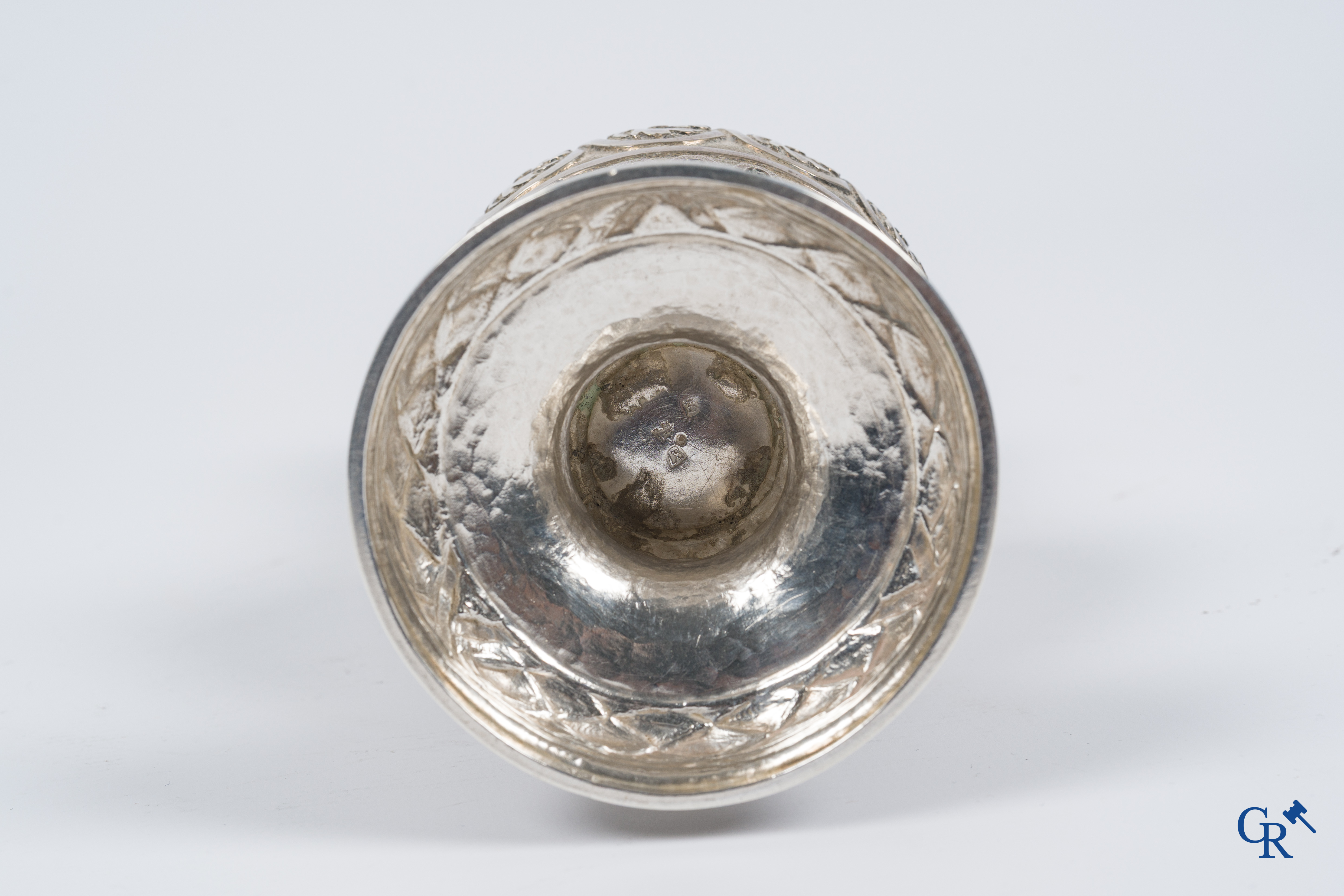 Grote mosterdpot in zilver, initialen G.M. gegraveerd in de voet. Meerdere keurstempels. Eind 18e eeuw.