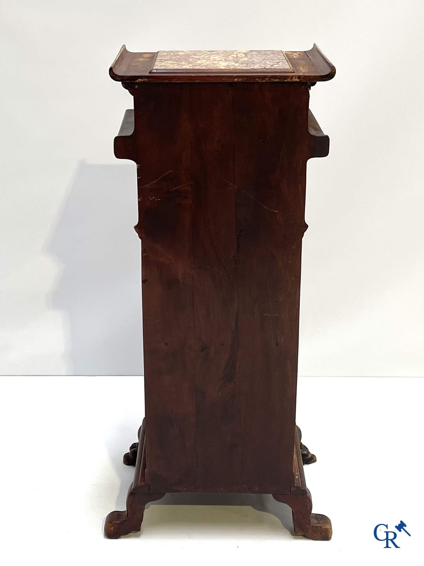 Een piëdestal in Japoniserende stijl met bronsbeslag en inlegwerk. Frans werk toegeschreven aan Viardot. Circa 1890.