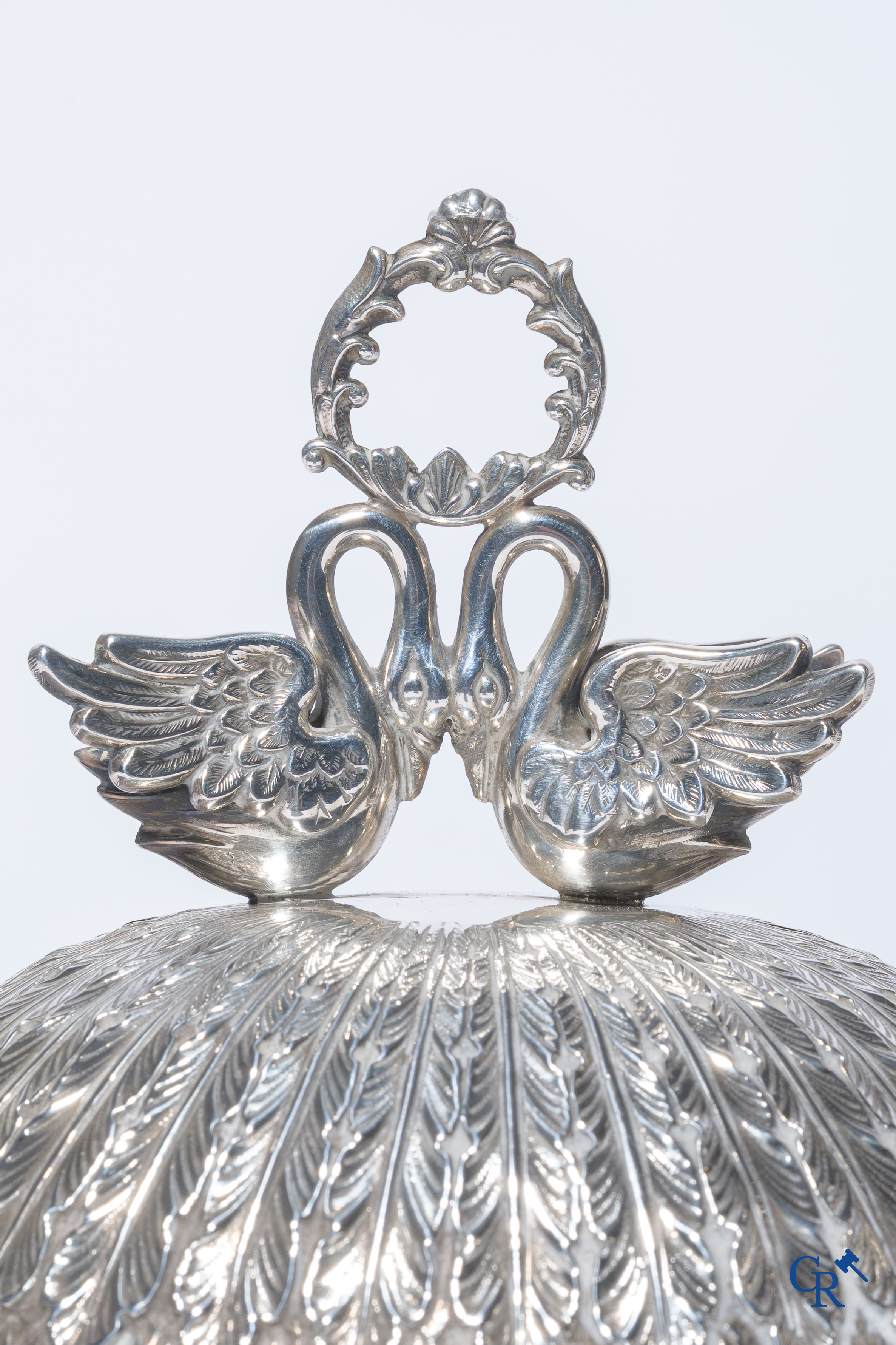 Zilver. Uitzonderlijk tafelmiddenstuk met zwanen in zilver 915°/00. Empire stijl.