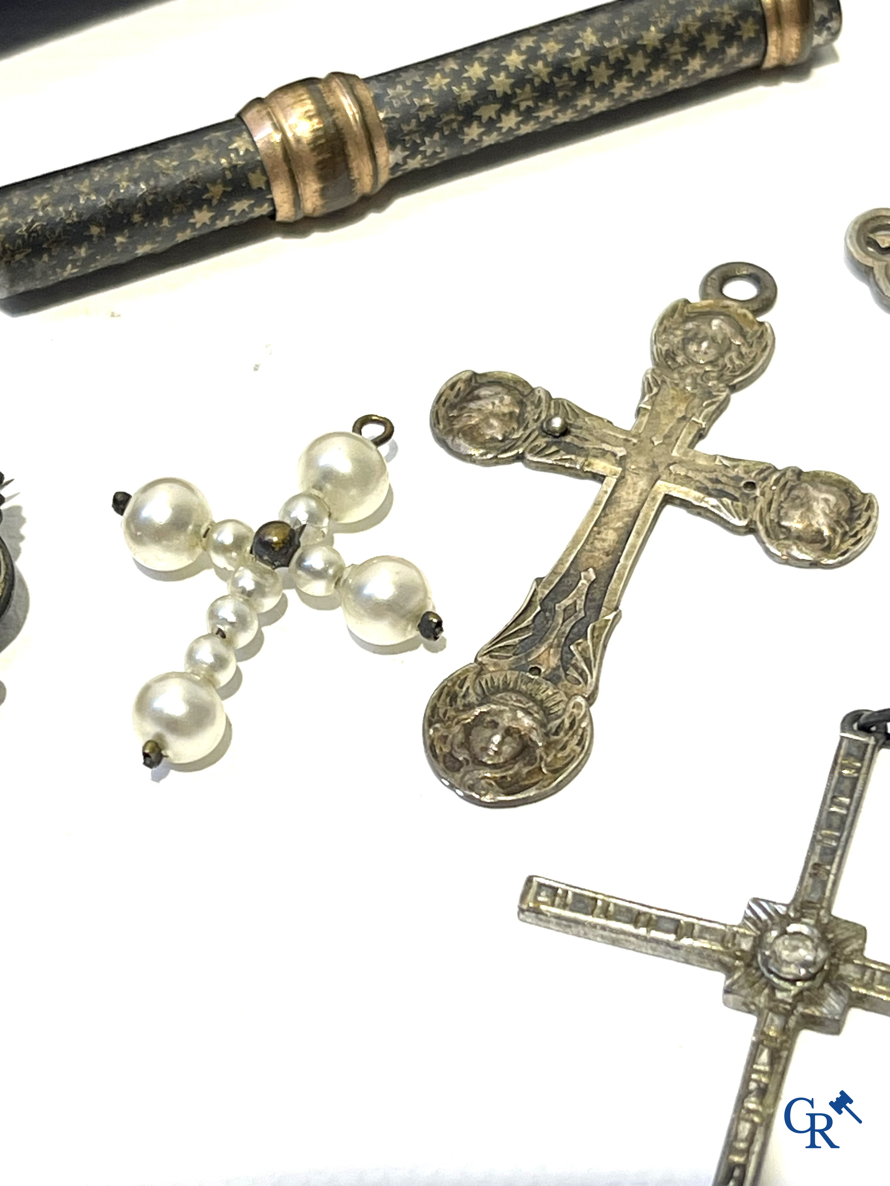 Uurwerken, juwelen. Een kavel met 4 heren polshorloges, religieuze objecten in zilver, sigarettenhouder in amber, enz.