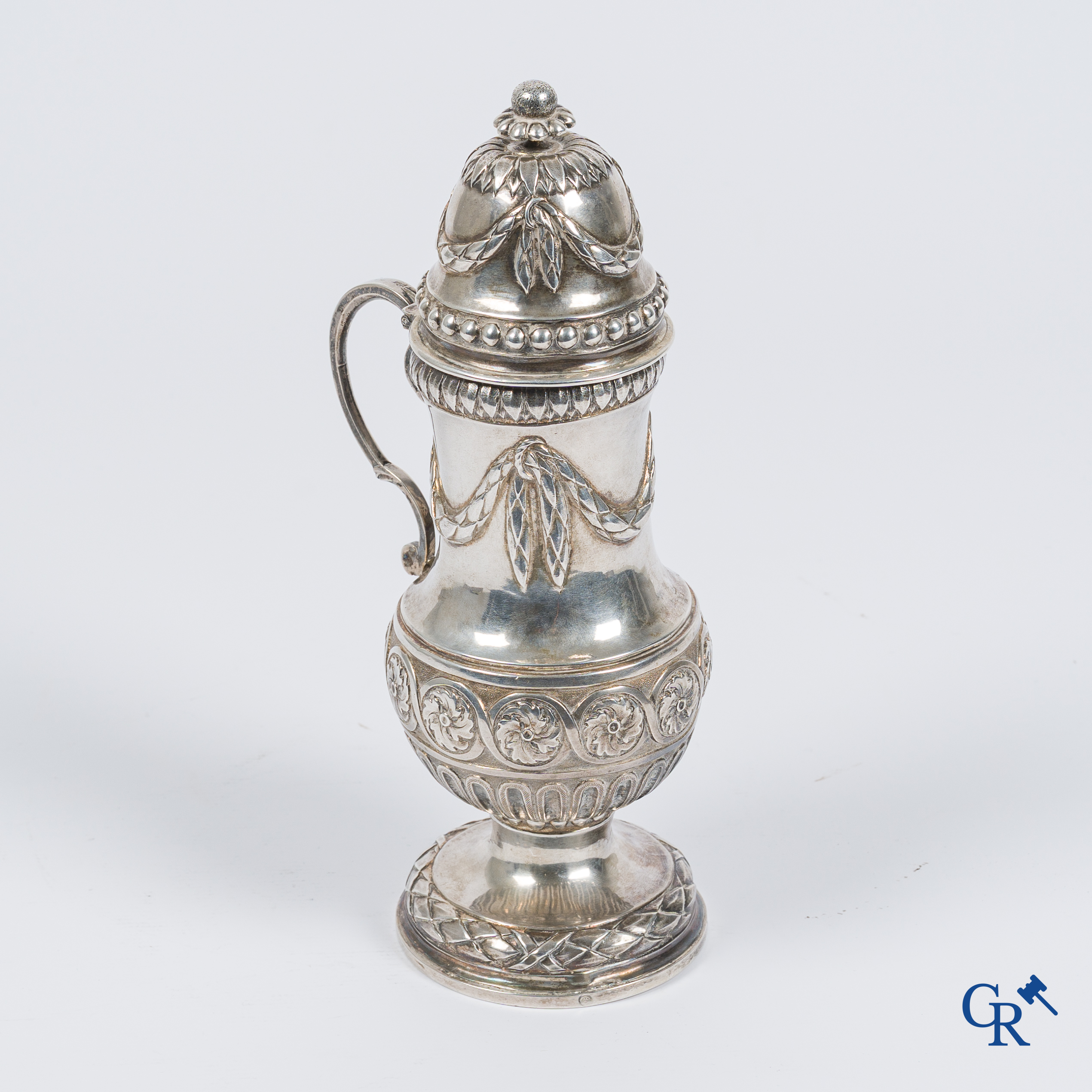 Grote mosterdpot in zilver, initialen G.M. gegraveerd in de voet. Meerdere keurstempels. Eind 18e eeuw.