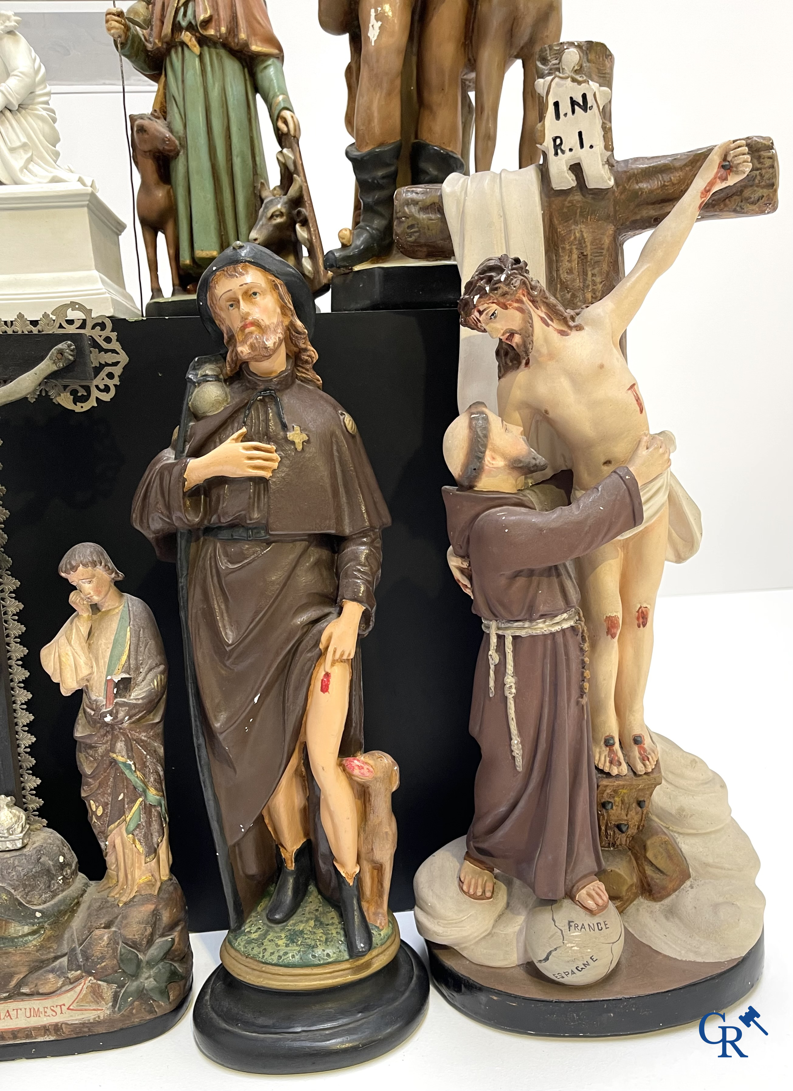Religieuze objecten. Een groot lot heiligenbeelden in biscuit, hout, faience en plaaster.