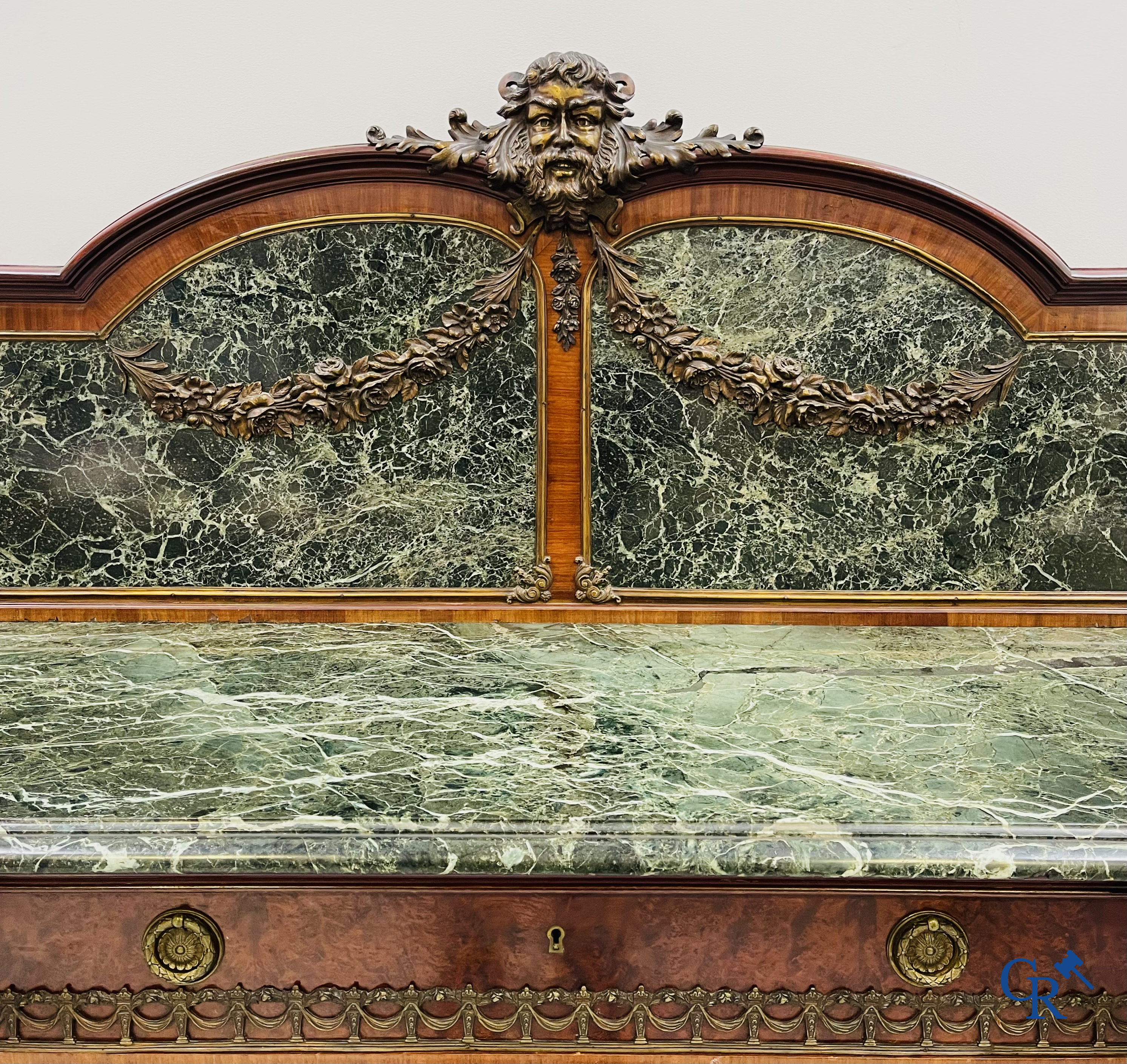 Uitzonderlijk eetkamermeubilair in mahoniehout fineer, marmer en brons. Napoleon III stijl. Circa 1900.