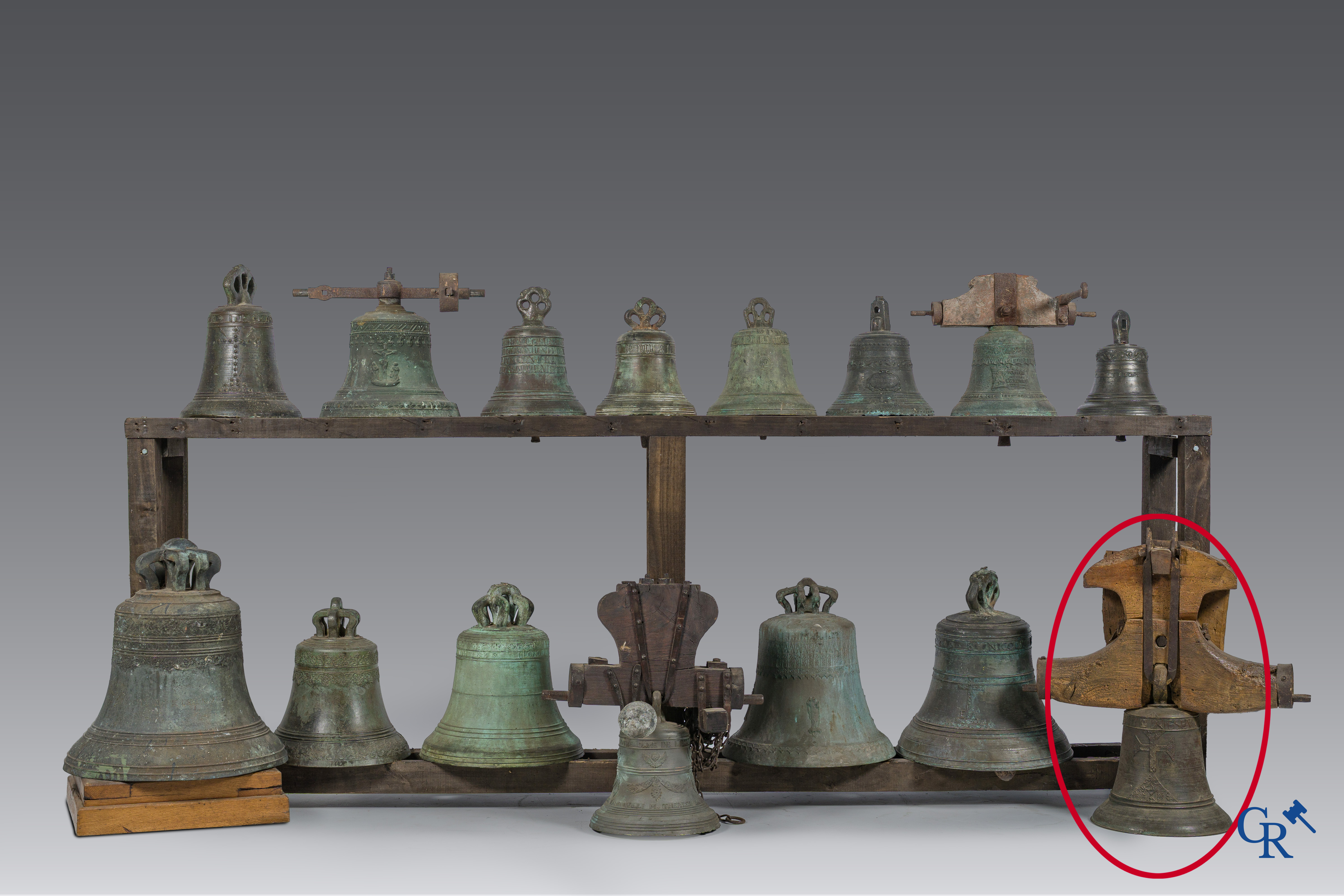 Antieke bronzen bel met houten juk. Inscriptieband met opschrift IESEV MARIA ANO DE 1709.