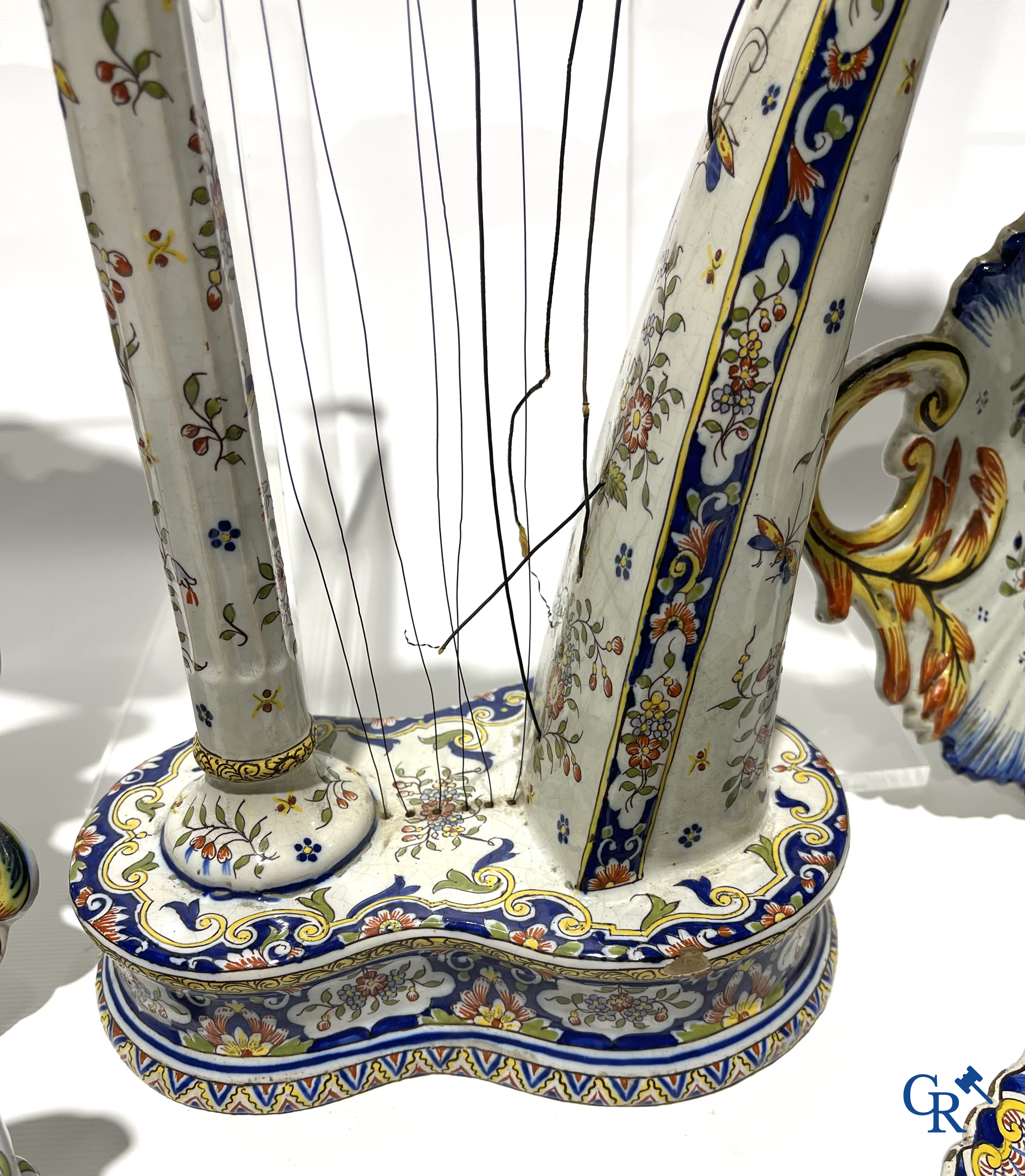 Faience van Rouen, Devres. Interessant en groot lot met diverse polychrome vormstukken. 19e eeuw.