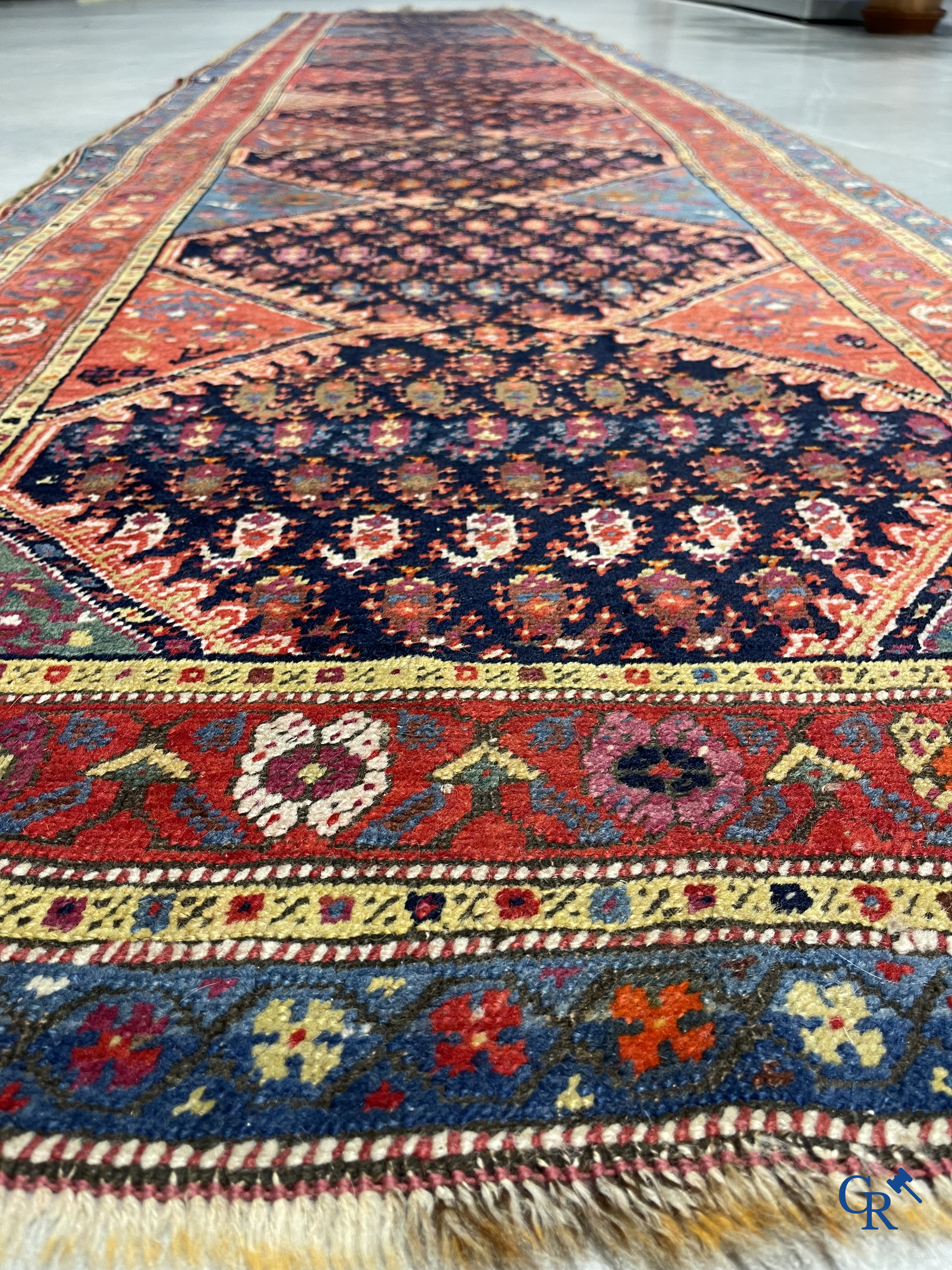 Oosterse tapijten. Een grote handgeknoopte antieke loper met geometrische motieven. 19e eeuw.
