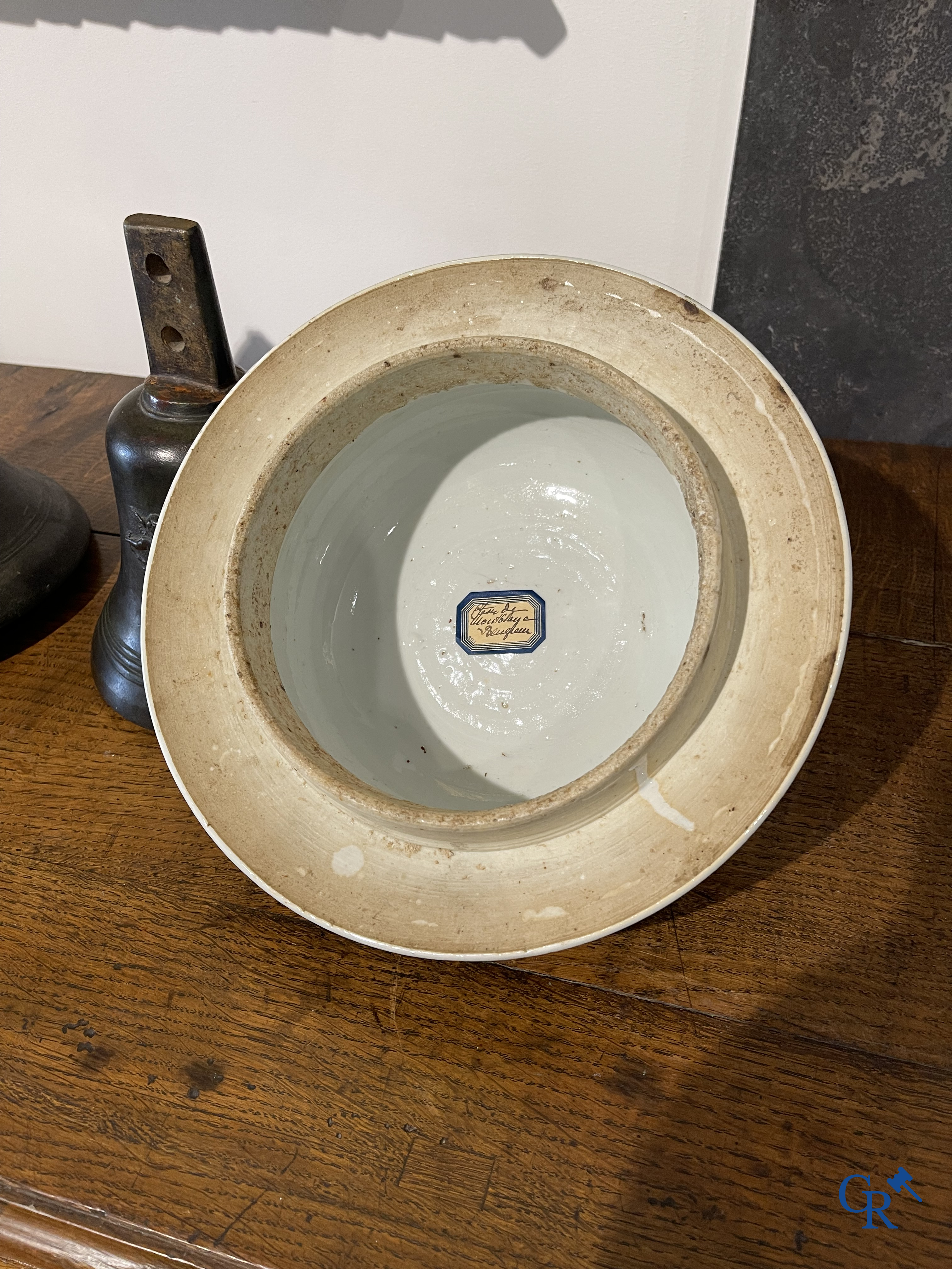 Asian Art. Chinese porcelain. A massive Chinese blue and white baluster vase and lid with lotus roll decor. 19th century.