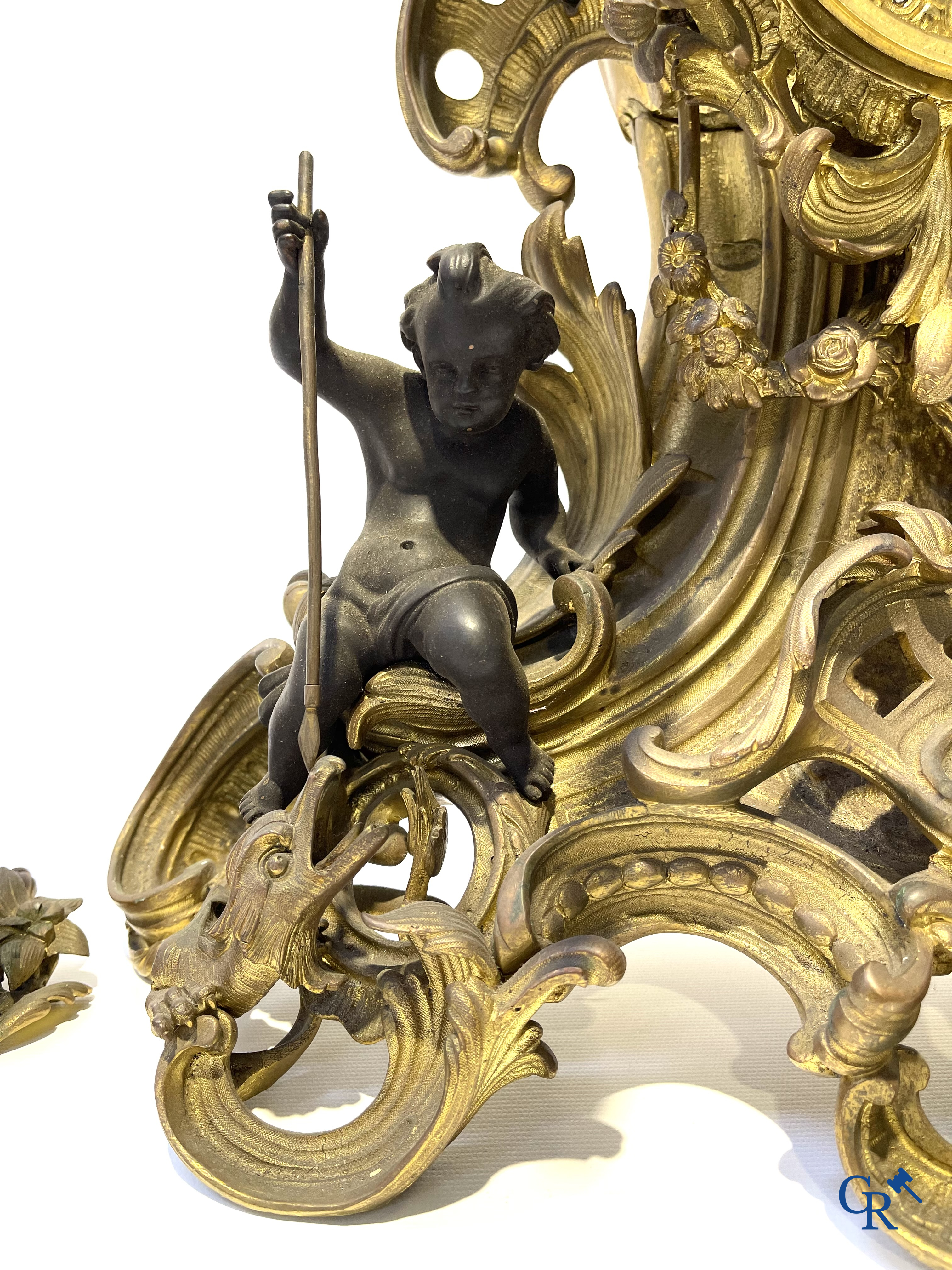 Raingo frères à Paris. Een imposante schouwgarnituur in vergulde en donker gepatineerde brons. LXV-stijl. 19e eeuw.