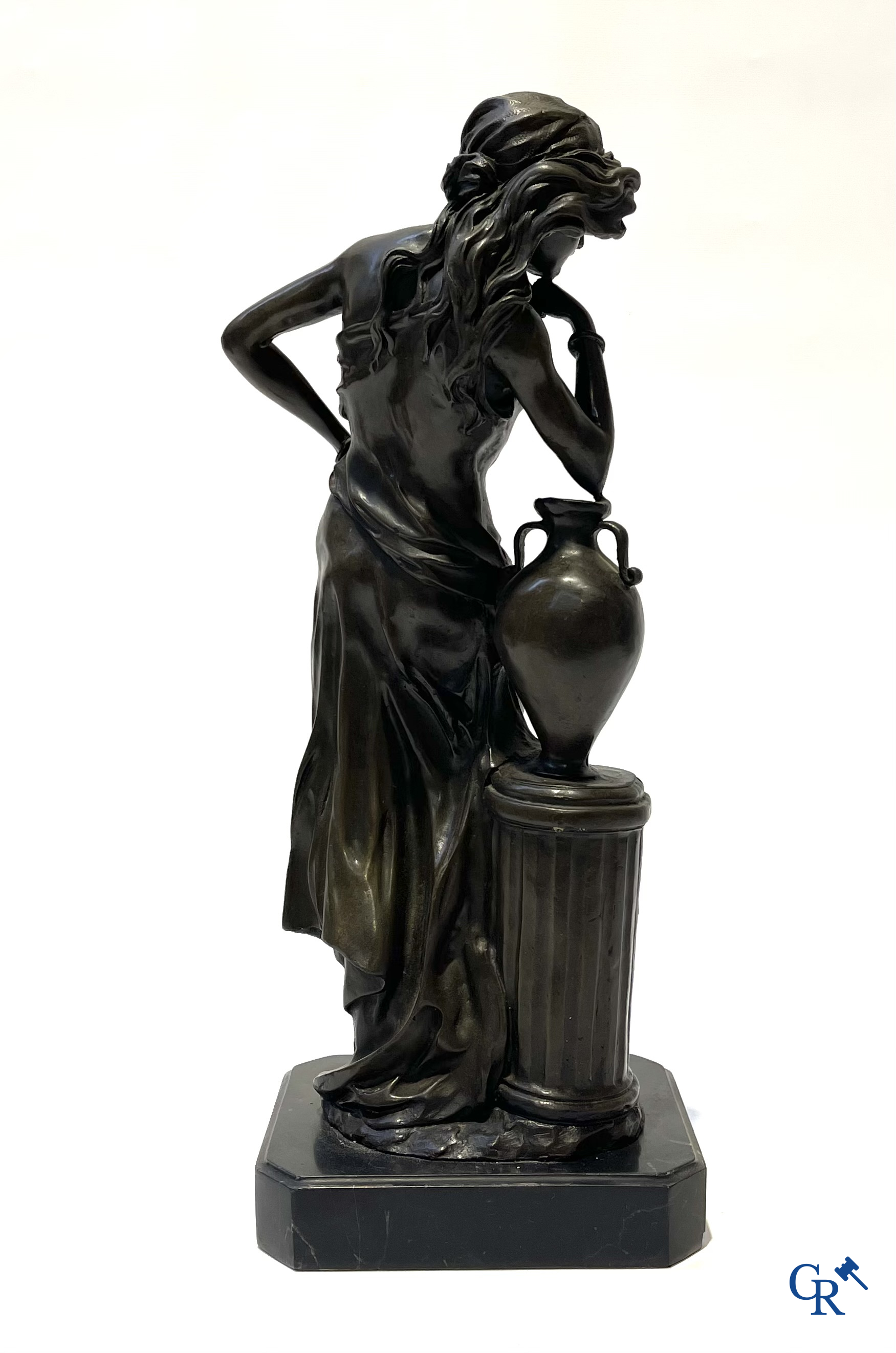 2 bronzen beelden op zwarte marmer sokkel. Rebecca en Moeder met kind. Gesigneerd. Postuum werk.