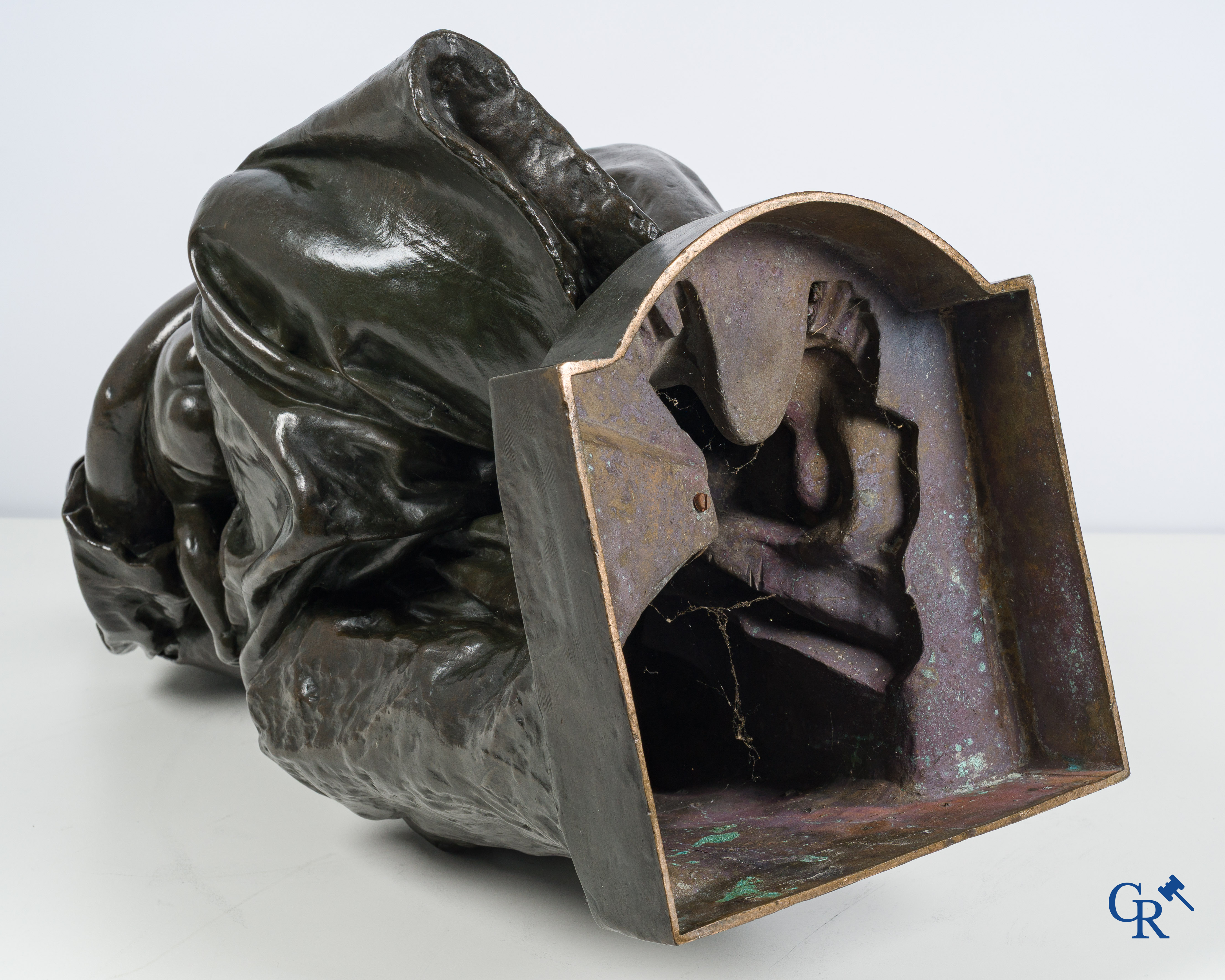 Paul Dubois (1829-1905) Maternité. Groot bronzen beeld met bruine patina. Gesigneerd P. Dubois, gieterij F. Barbedienne.