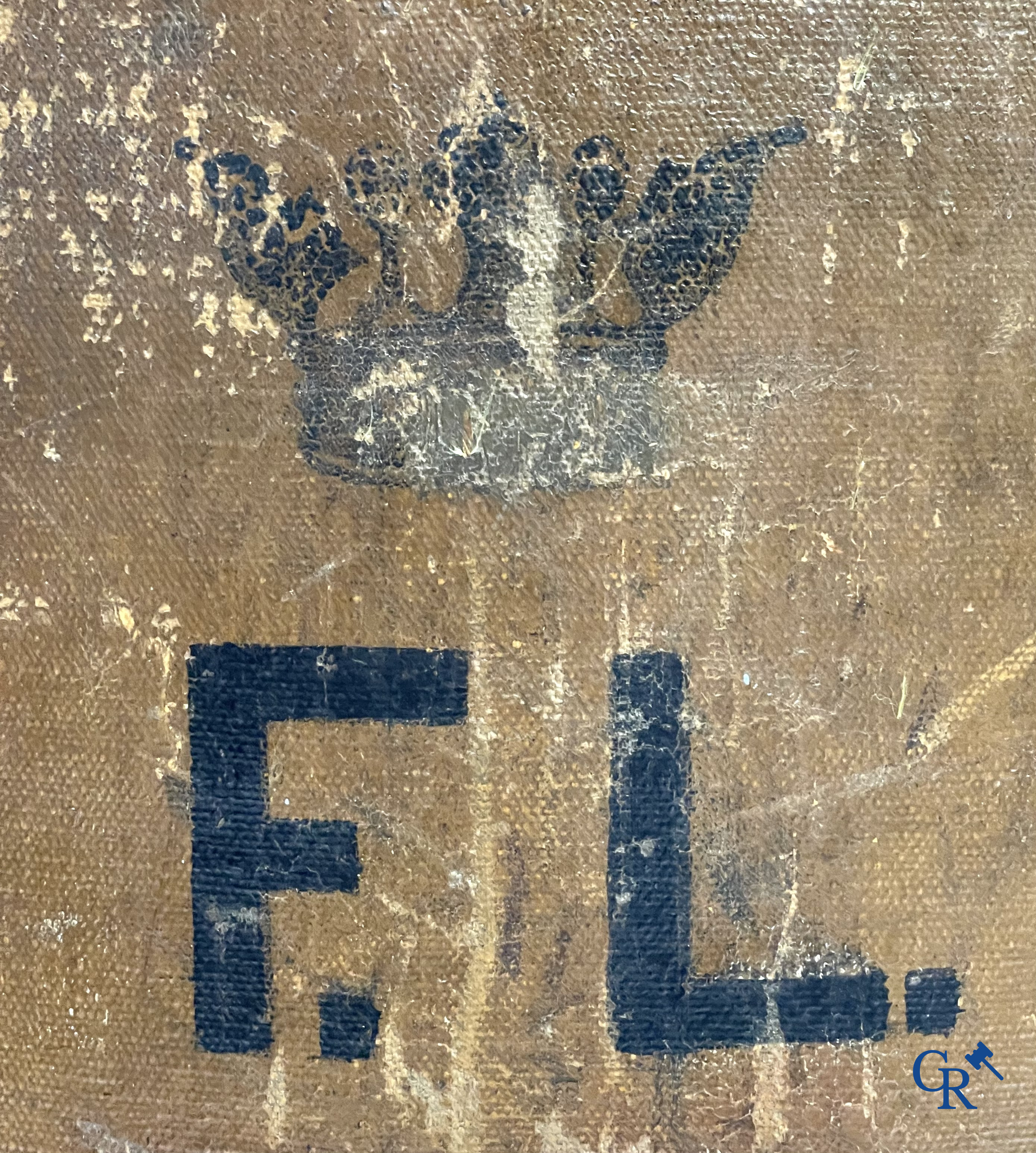 Antieke koffer. Buitengewone grote reiskoffer met dressing. Meerdere schuiven en opbergvakken. Circa 1900.