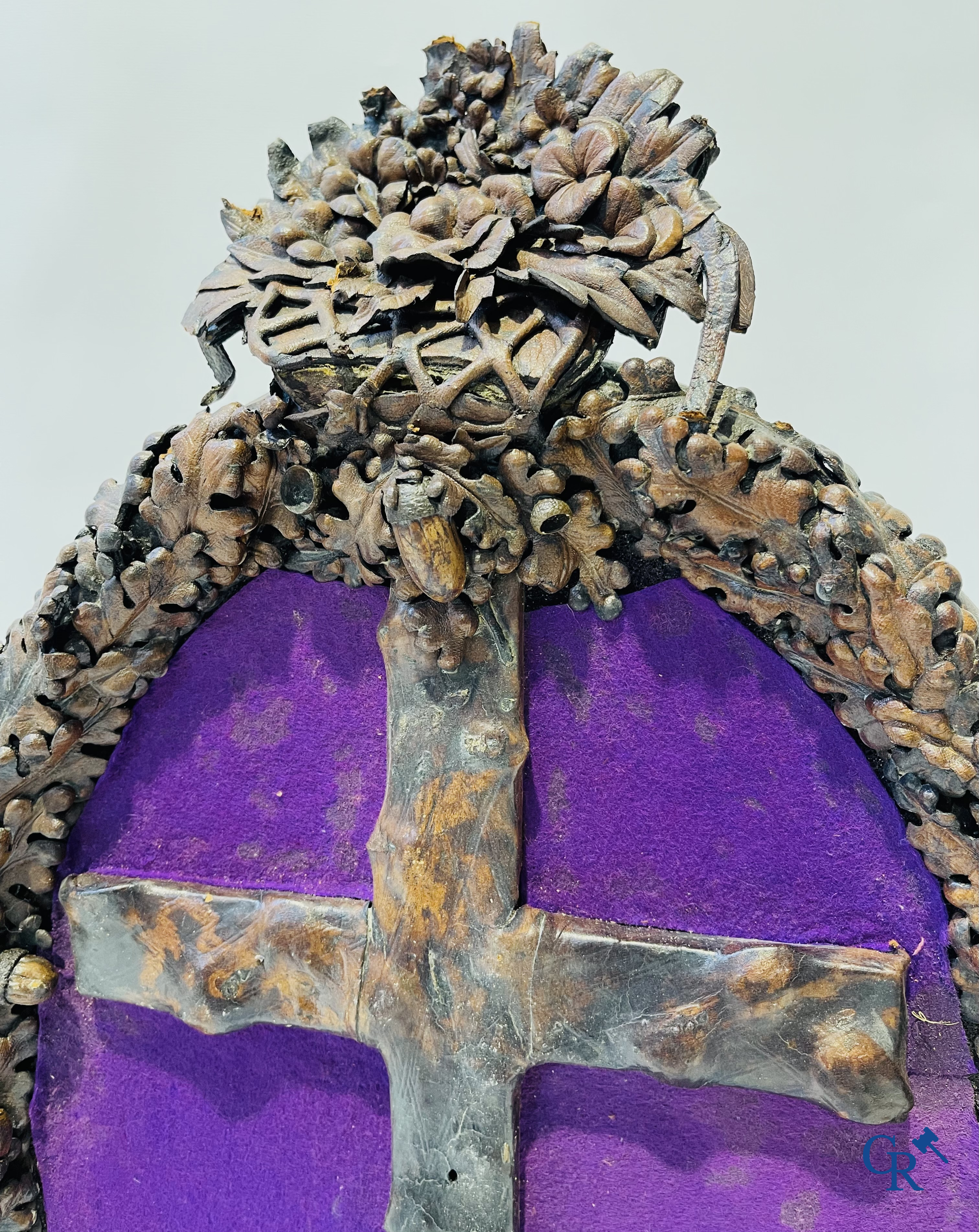 Religieuze objecten. Glas in loodraam met brandglas, kader met kruis in bewerkt leder, ovale kader als souvenir.