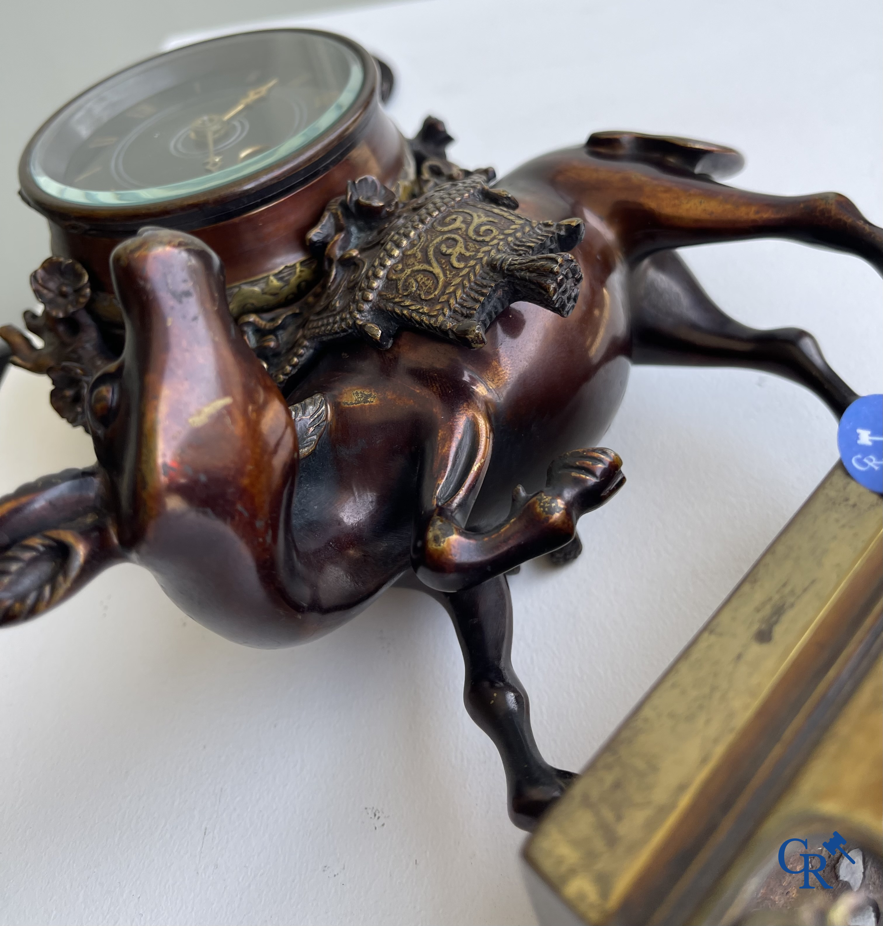 Escalier de Cristal à Paris. Een Franse klok met waterbuffel in Japoniserende stijl. Circa 1880.