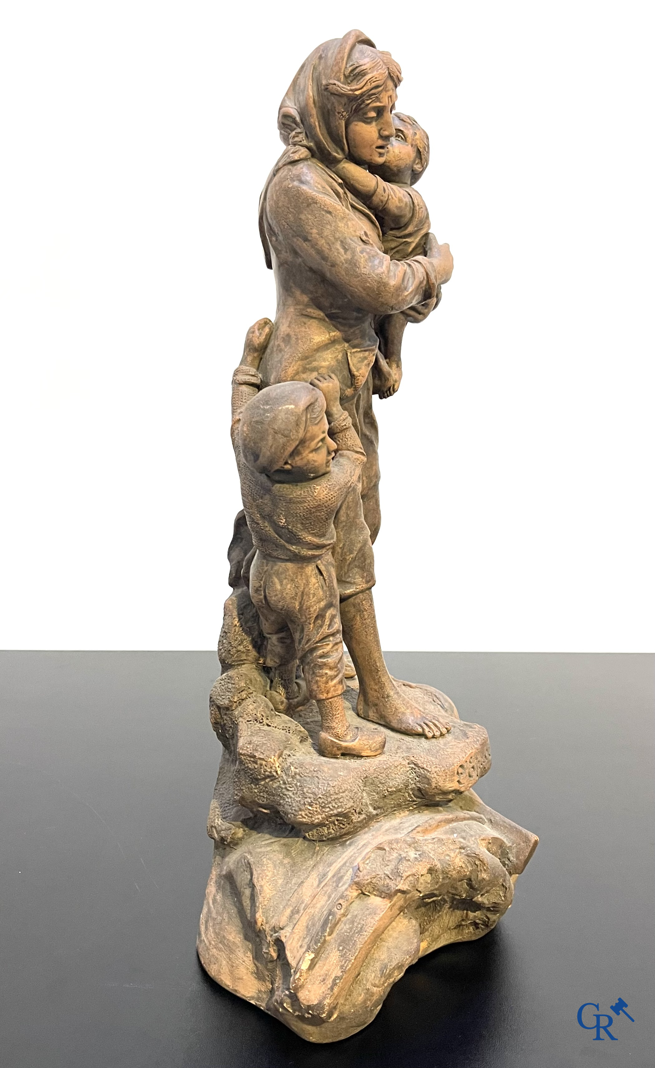 Een kavel met diverse brocante, terra cotta vissersbeeld, houten klok, 2 paar Vieux Paris vazen en een vaas in kristal.