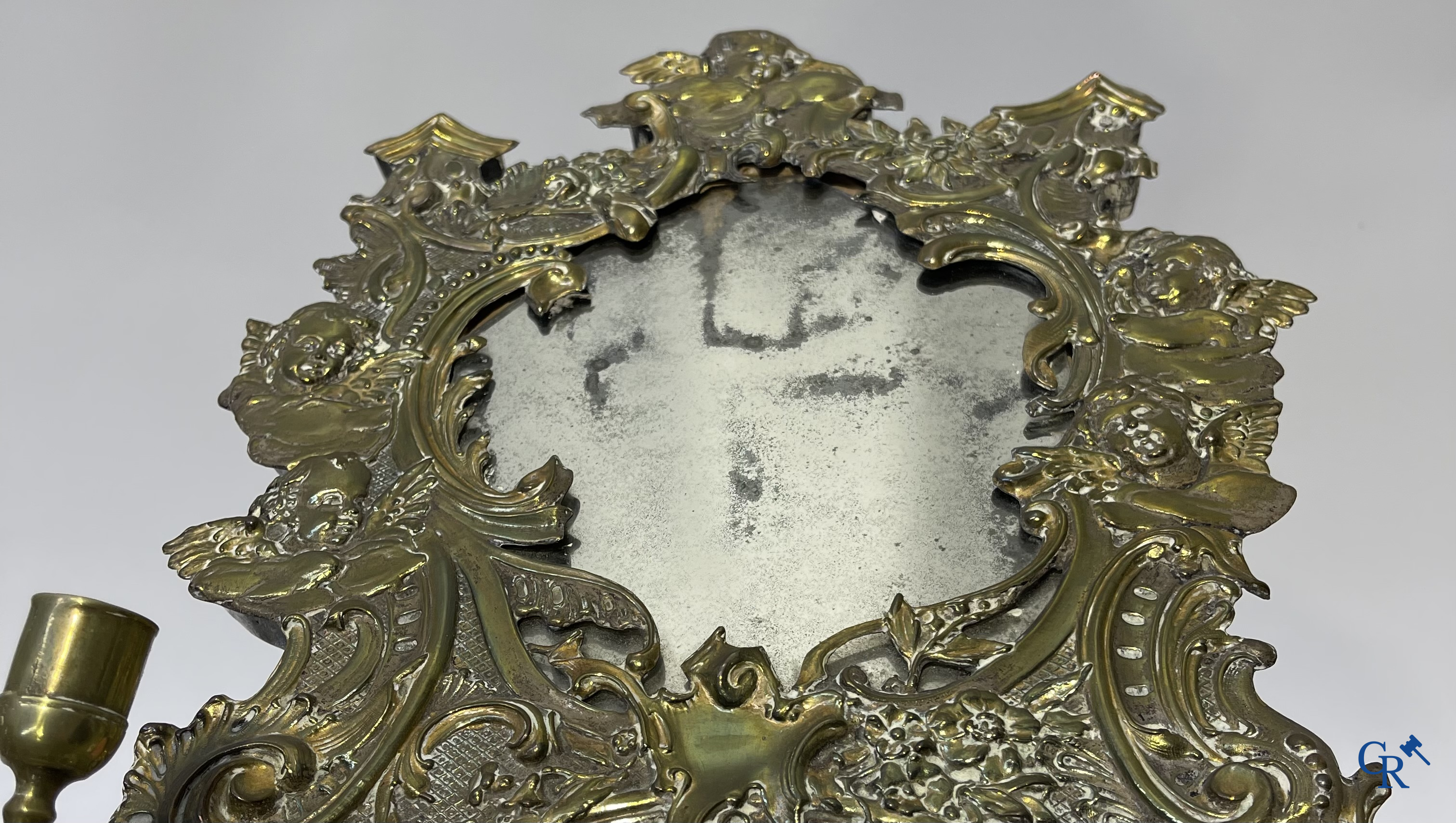 Paar wandlichten met spiegels, koper en bronzen kaarsenhouders. XVIIIe eeuw. Met certificaat uit 1984 van J. Zeberg.