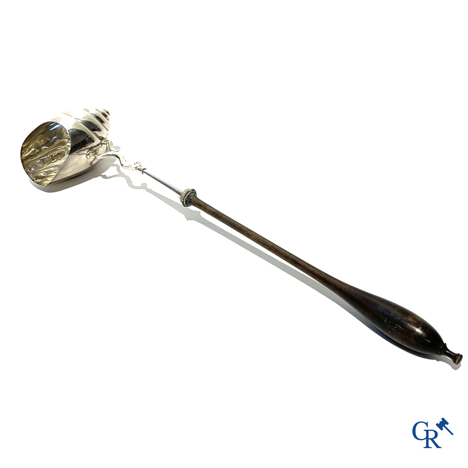 Zilveren punchlepel in de vorm van een slakkenhuis met houten steel.  Zilver 1ste gehalte. Meerdere keurmerken.