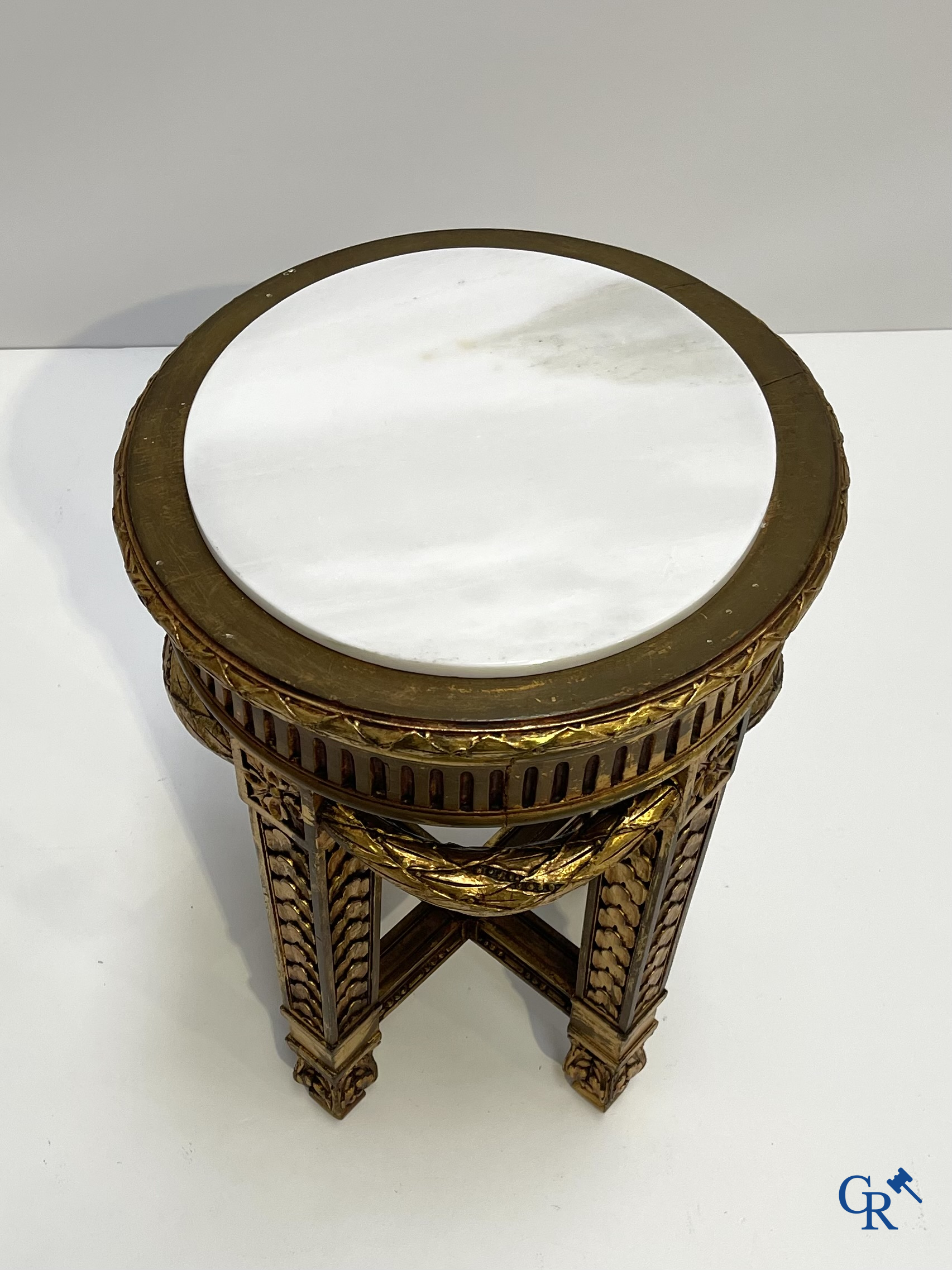 Piëdestal in gesculpteerd en verguld hout met guirlandes en marmer plateau. LXVI-stijl. Circa 1920.