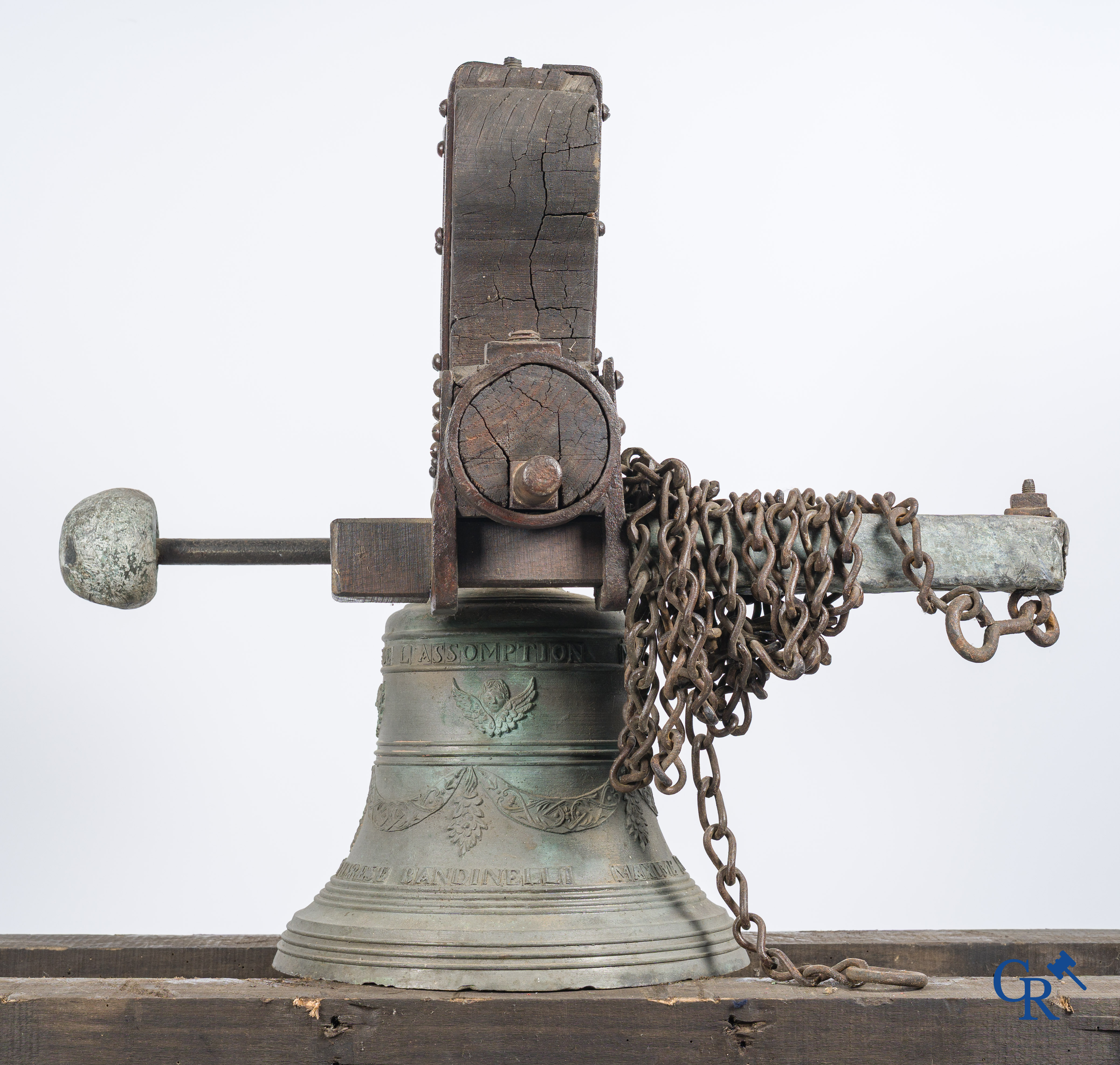 Grote bronzen bel met houten juk. Gedecoreerd met gevleugelde engelen en guirlandes. Inscriptieband. Nice 1864.