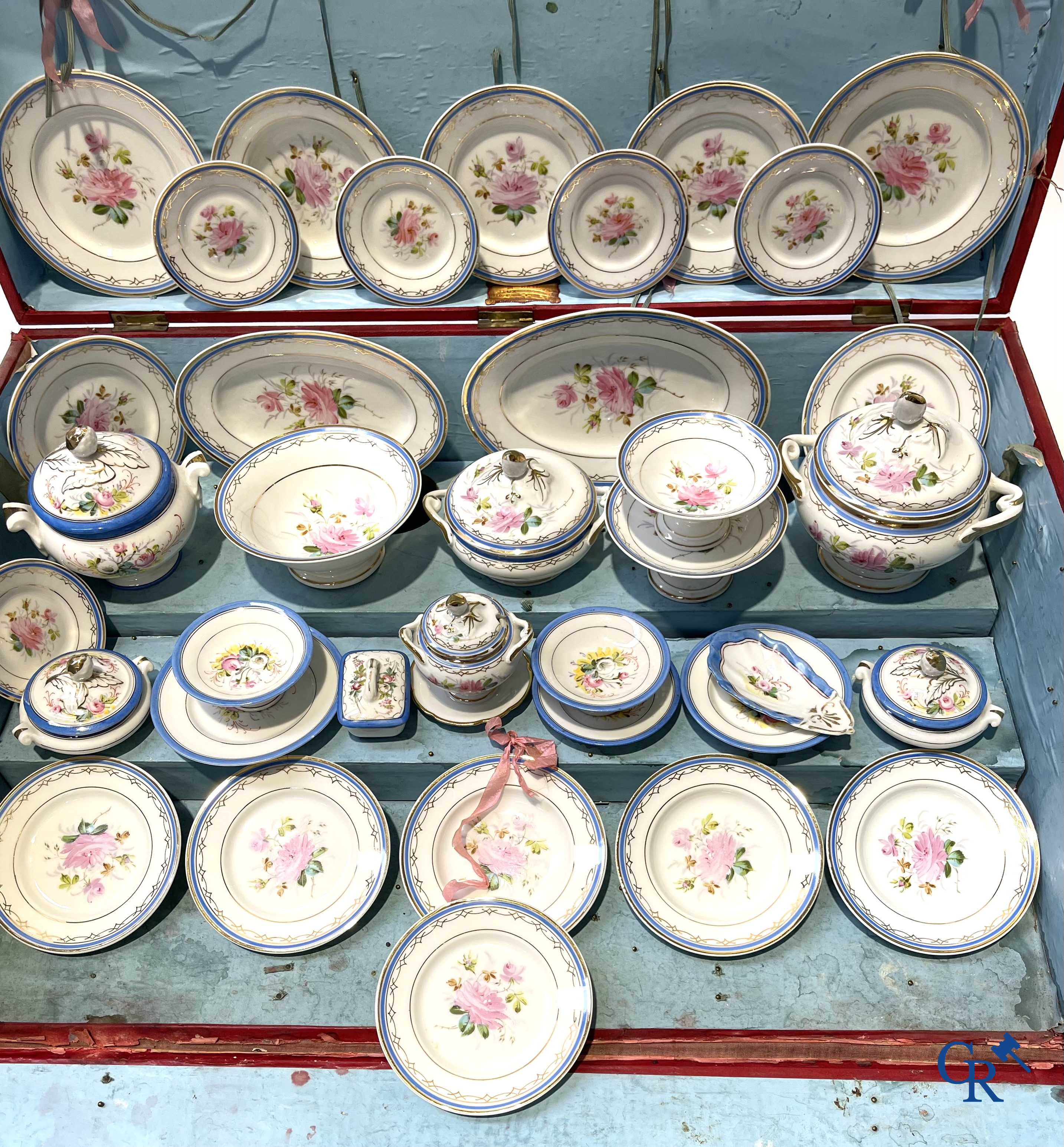 Oud speelgoed, Uitzonderlijk porseleinen poppenservies in originele koffer. Maison Bail, 210, Rue de Rivoli Paris.