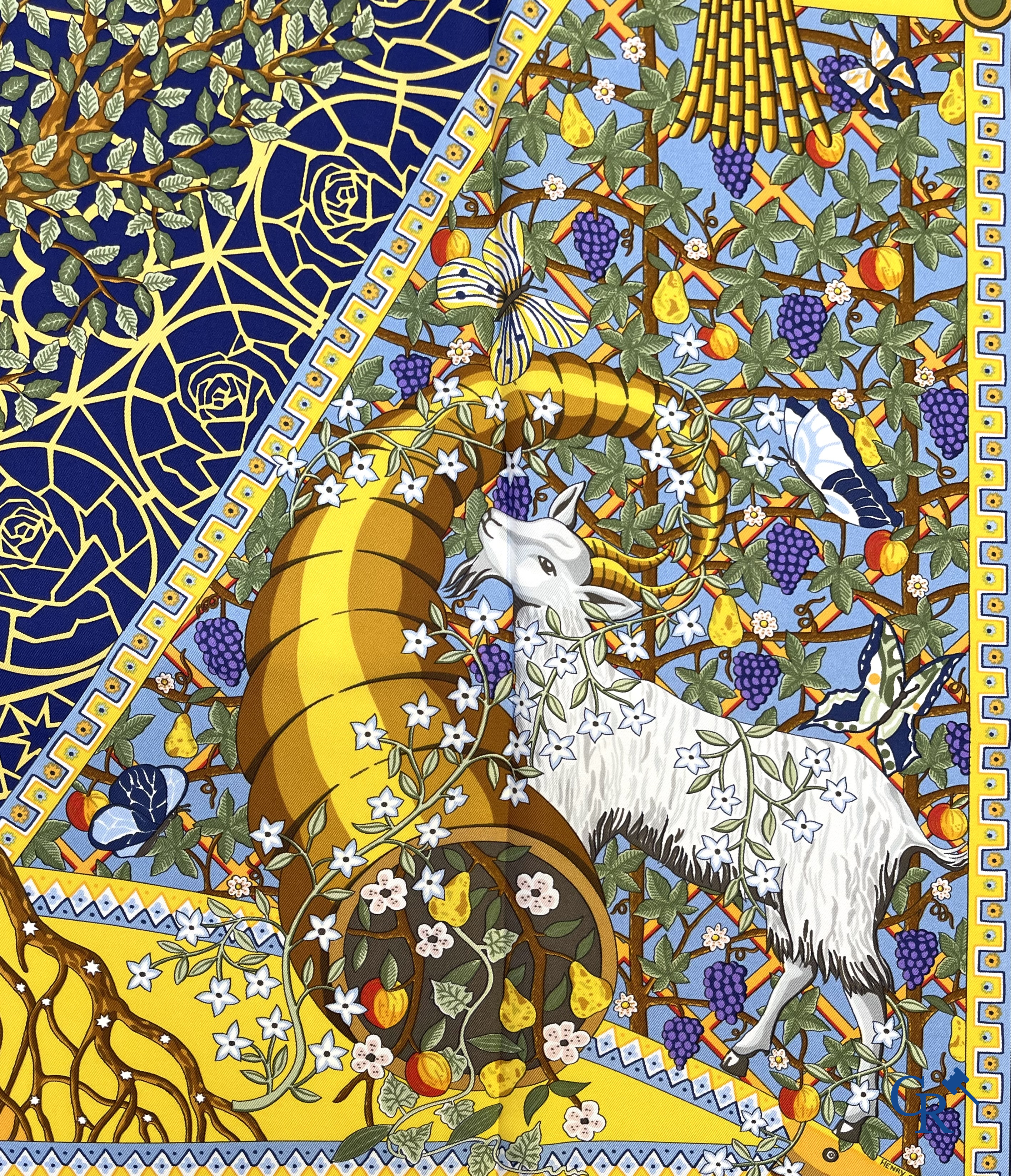 HERMES Paris. 2 Hermès sjaals in originele doos. Grand Manège, Henri d'Origny en Axis Mundi, Christine Henry.