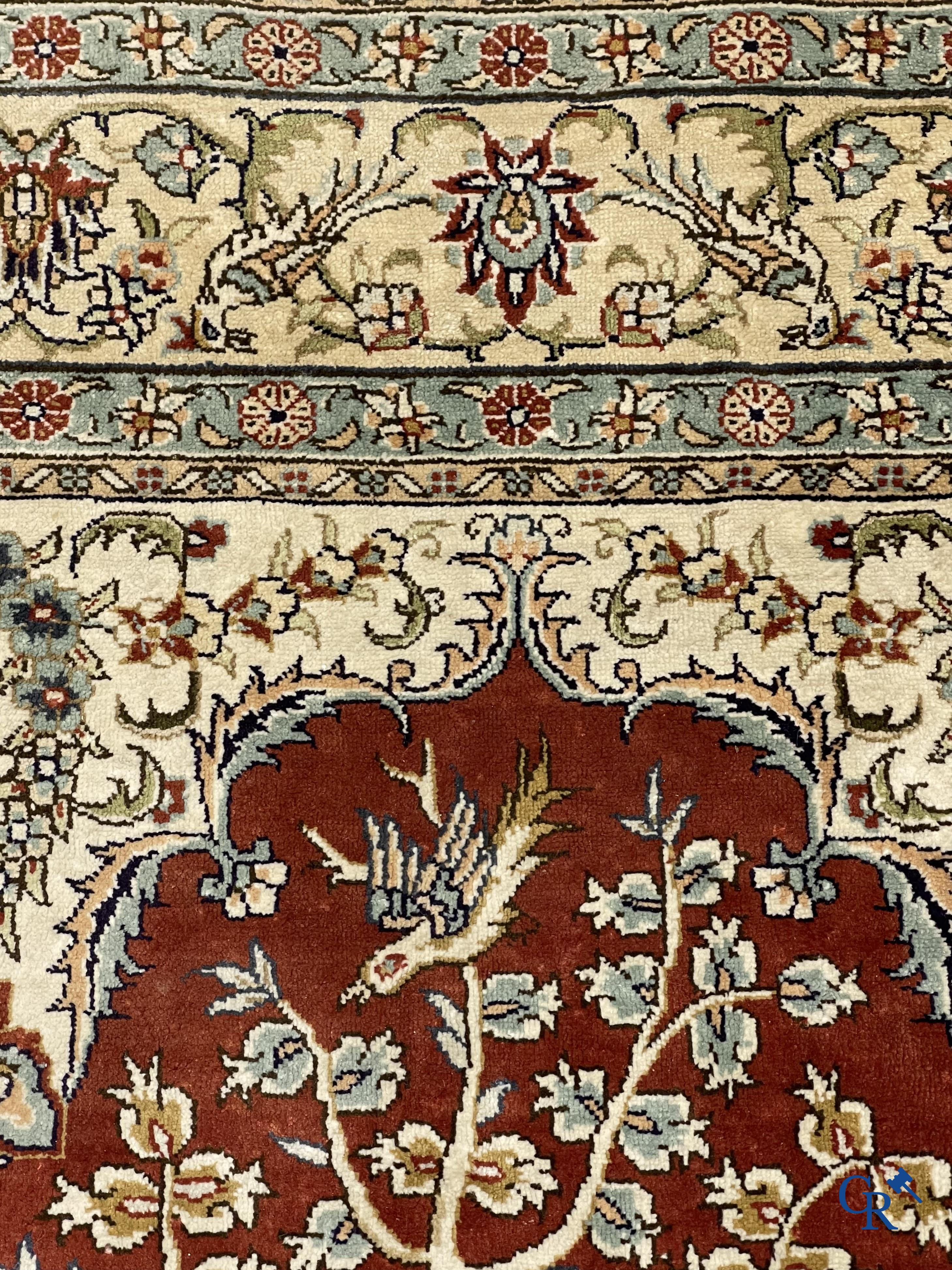 Oosterse tapijten. Hereke. Een fijn handgeknoopt zijden tapijt met dieren en vogels in het woud. Gesigneerd.