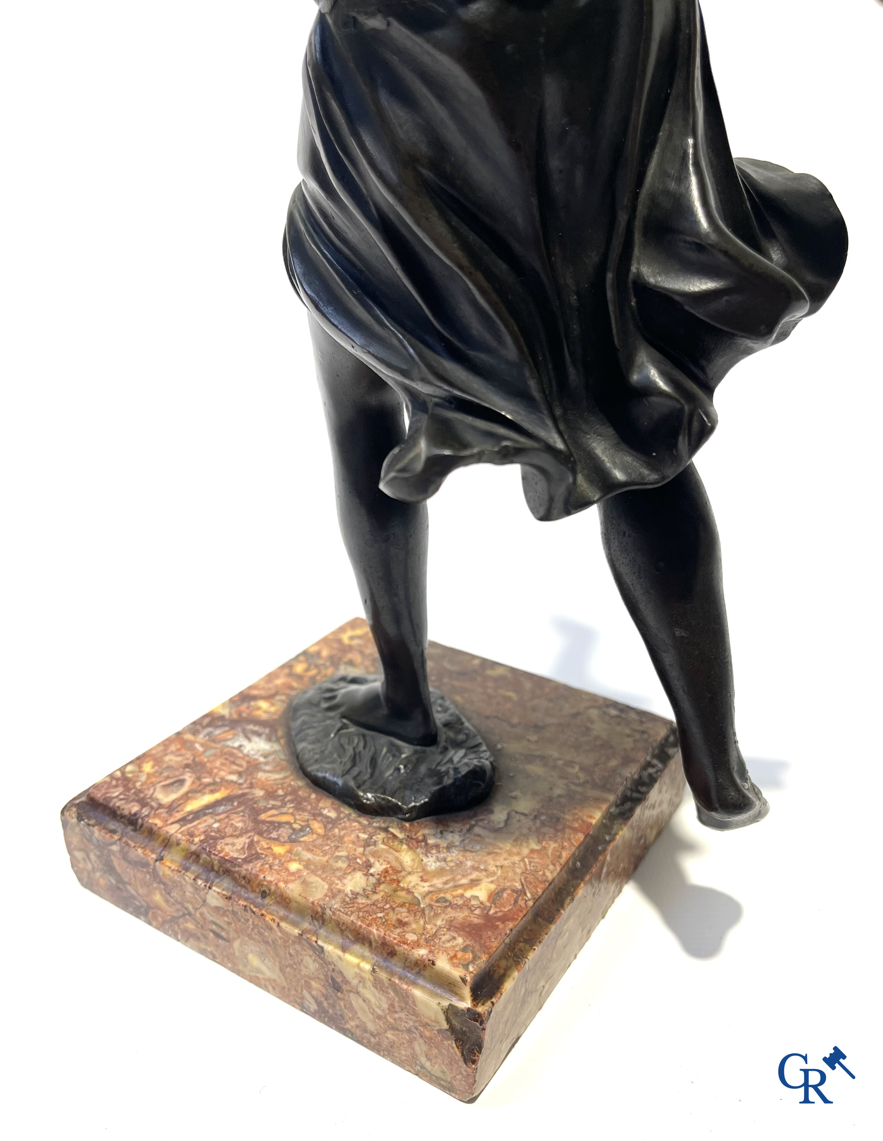 Bronzen beeld in de antieke stijl met voorstelling van Daphne, naar de Griekse mythe van Apollo en Daphne. 19e eeuw.