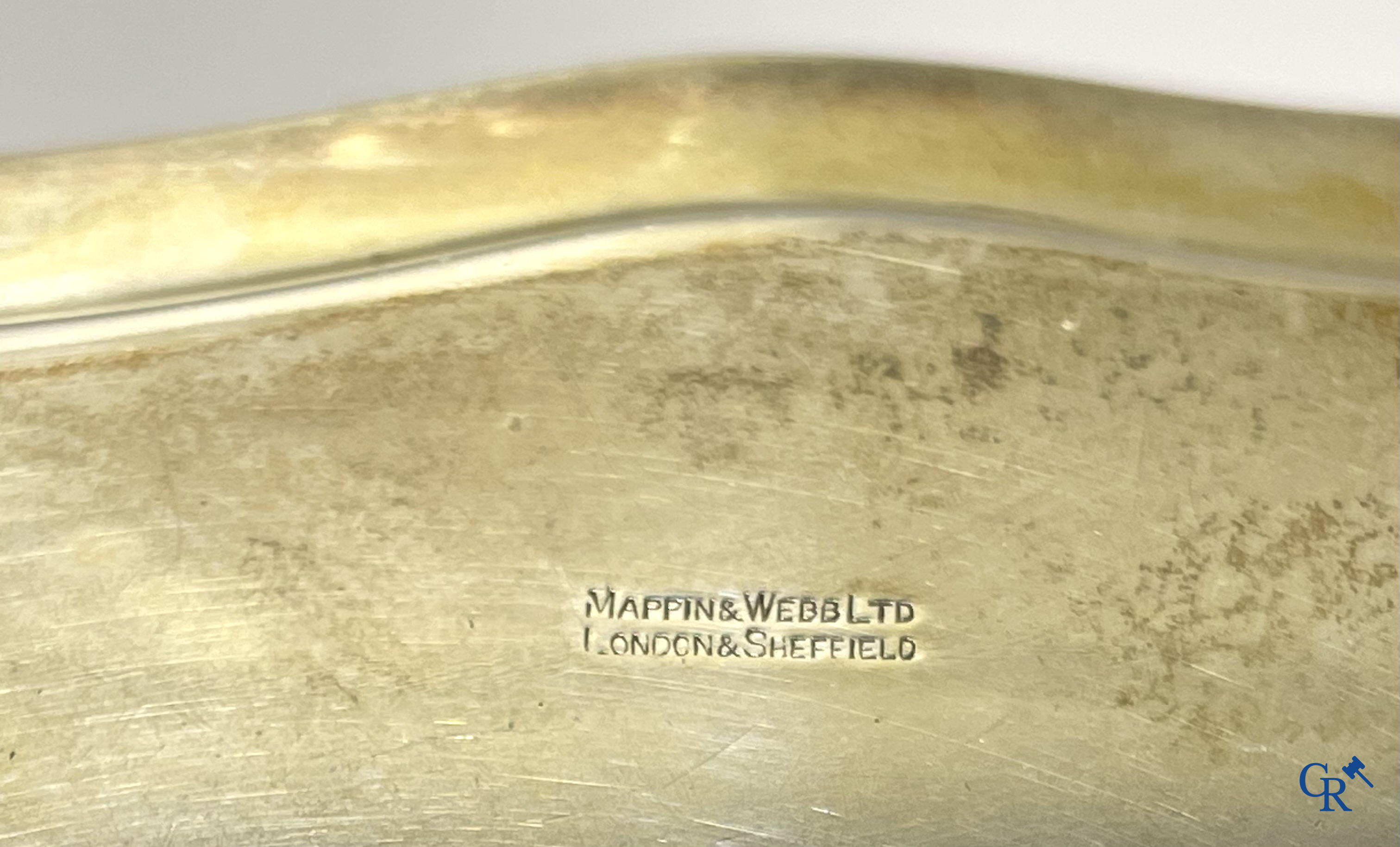 Zilver. Mappin & Webb Ltd London. Ronde schotel met gelobde rand en klauwenpoten. Meerdere keurmerken.