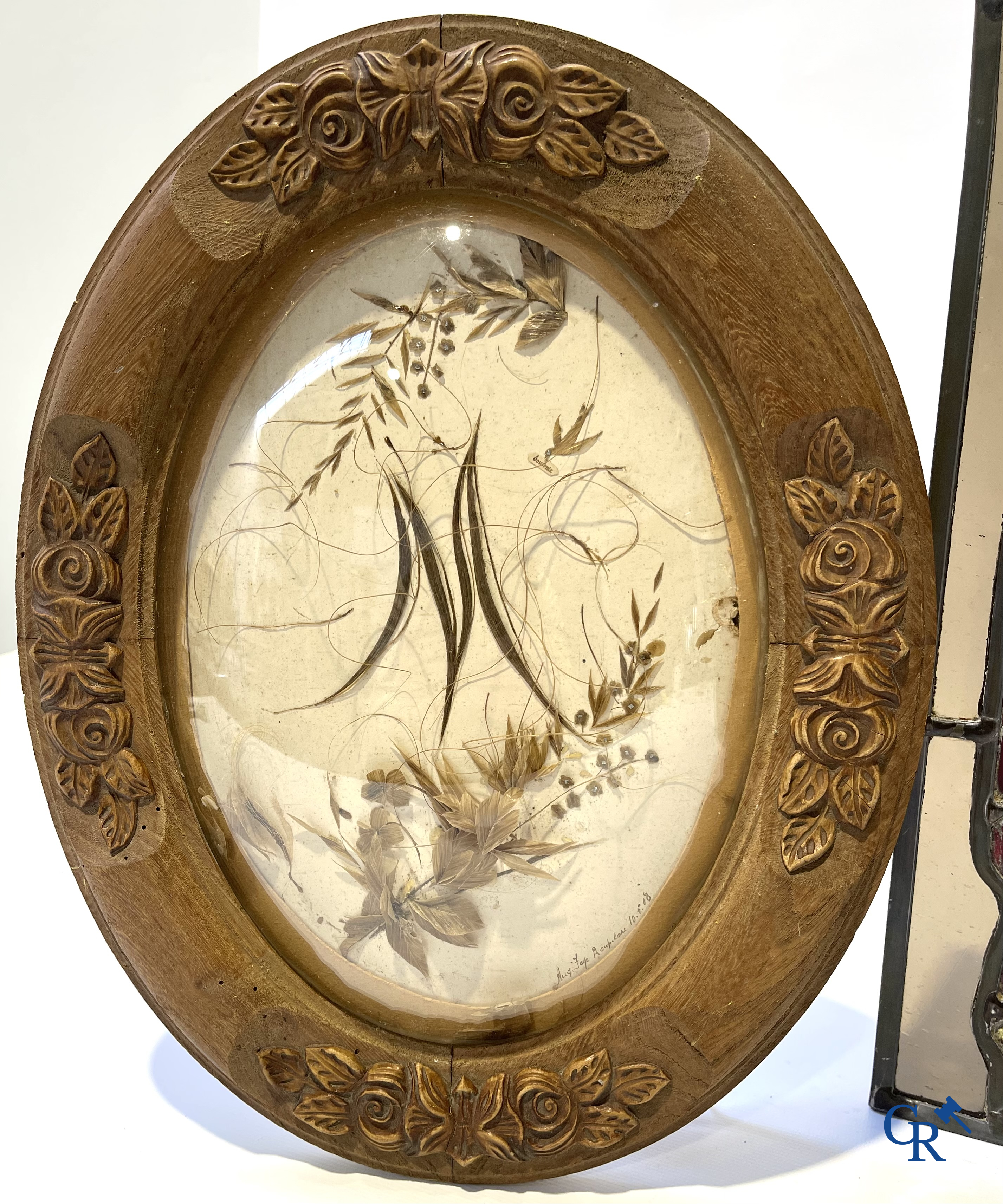 Religieuze objecten. Glas in loodraam met brandglas, kader met kruis in bewerkt leder, ovale kader als souvenir.