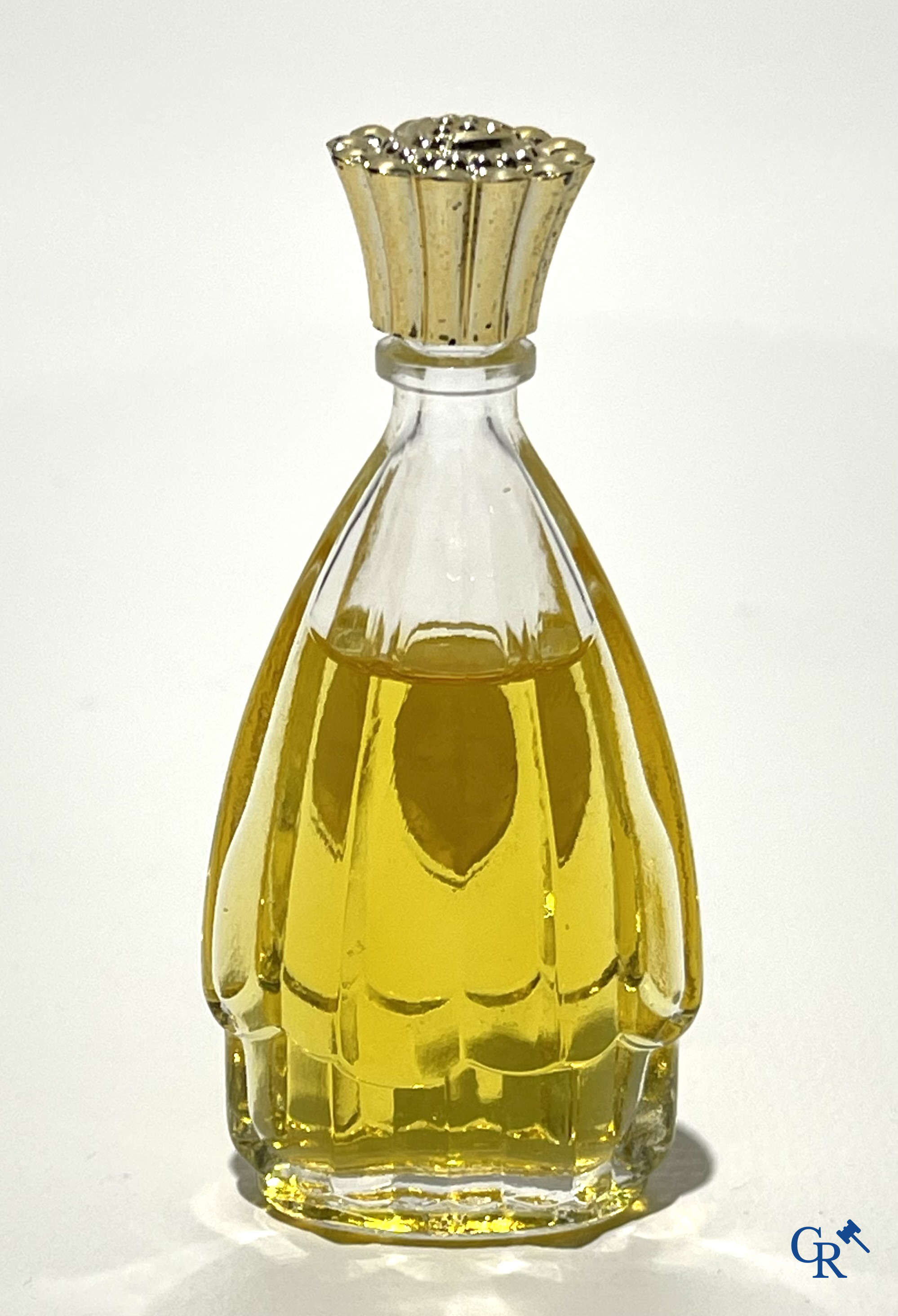 Art deco. Lot van 7 parfumflessen waarvan enkele in de originele doos. Jaren '30 tot '50. Bourjois en Roger & Gallet.