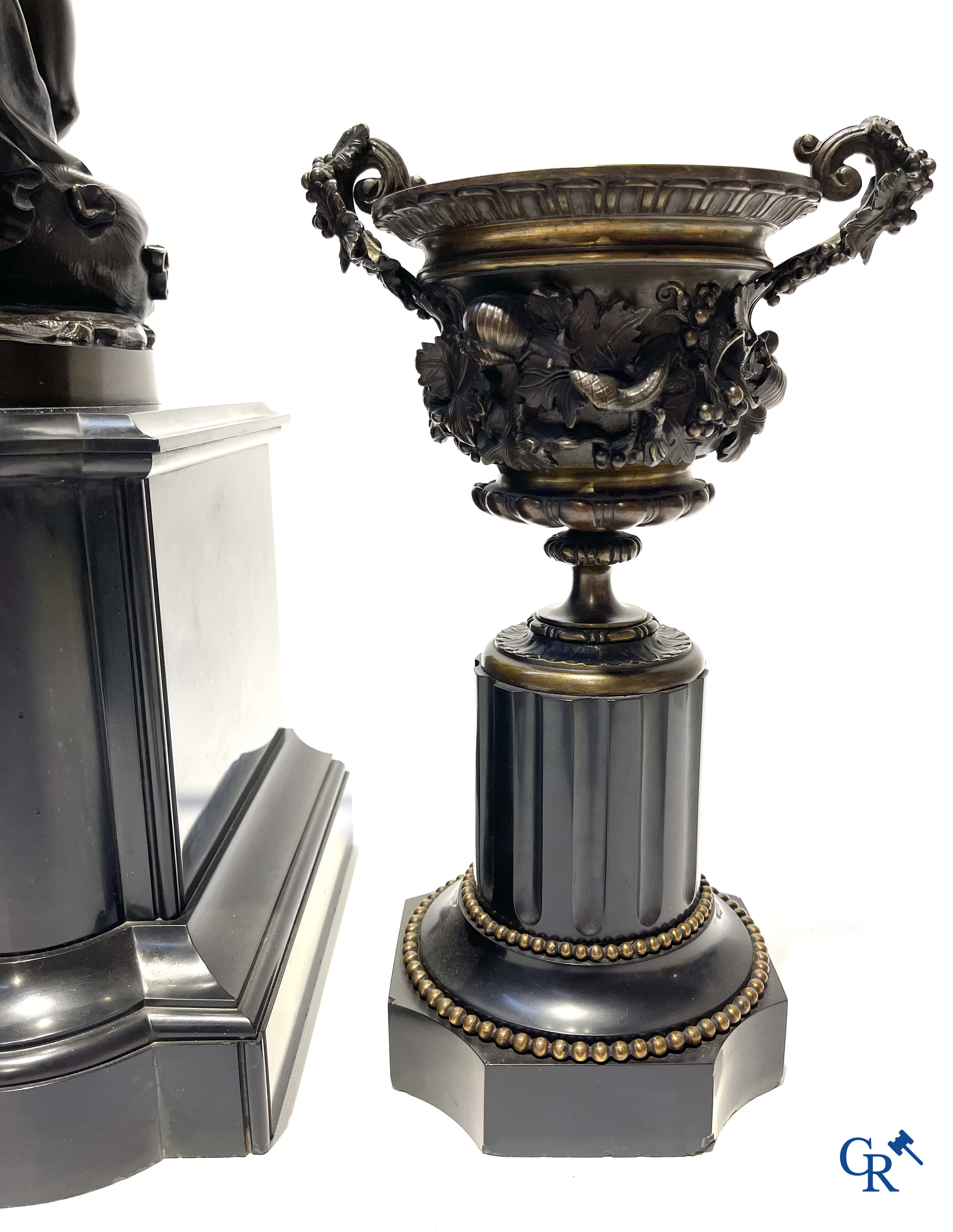 3 delige schouwgarnituur in marmer en brons in de stijl van Clodion. Circa 1900.