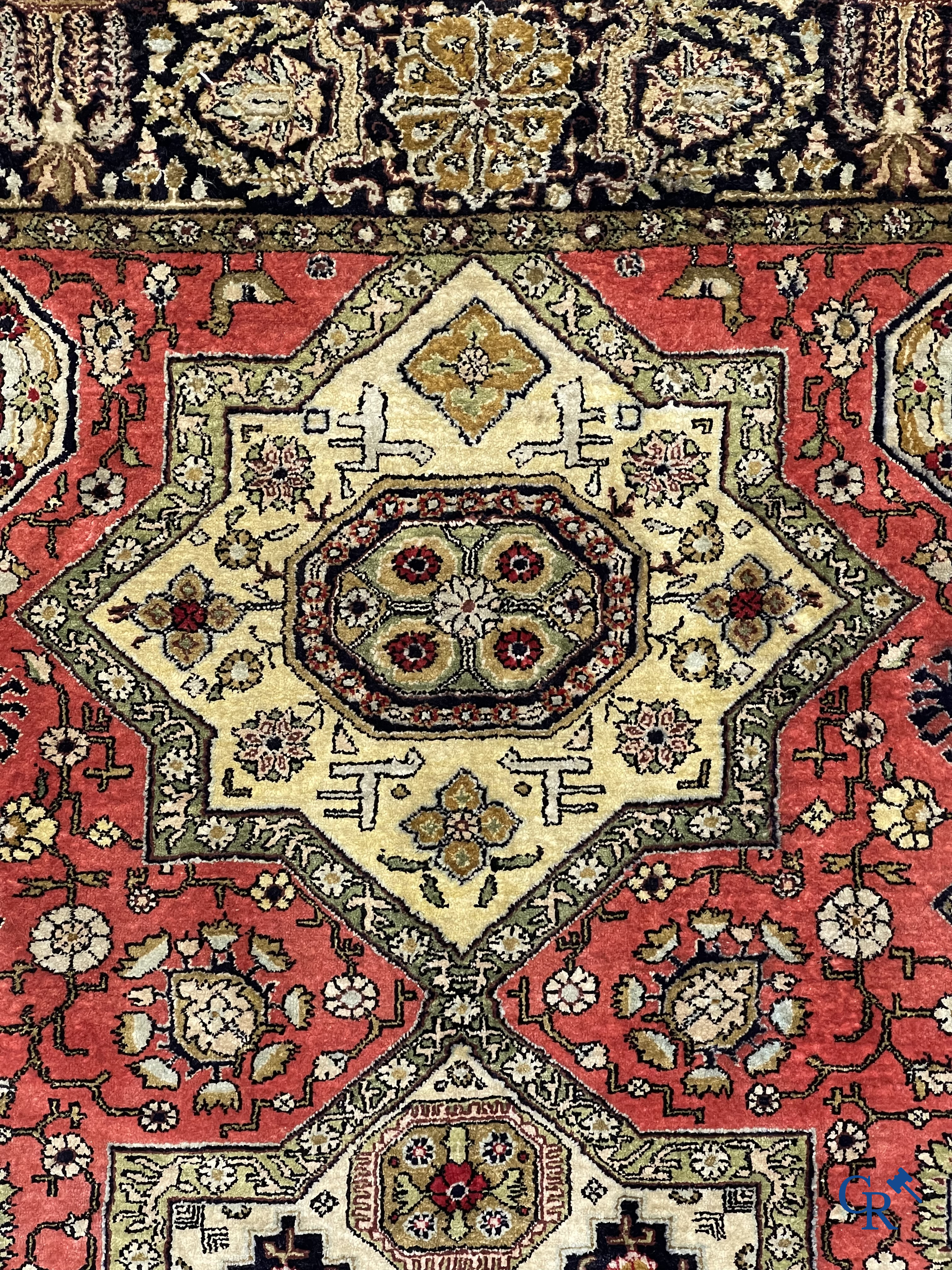 Oosterse tapijten. Handgeknoopt zijden tapijt met geometrisch en floraal decor.