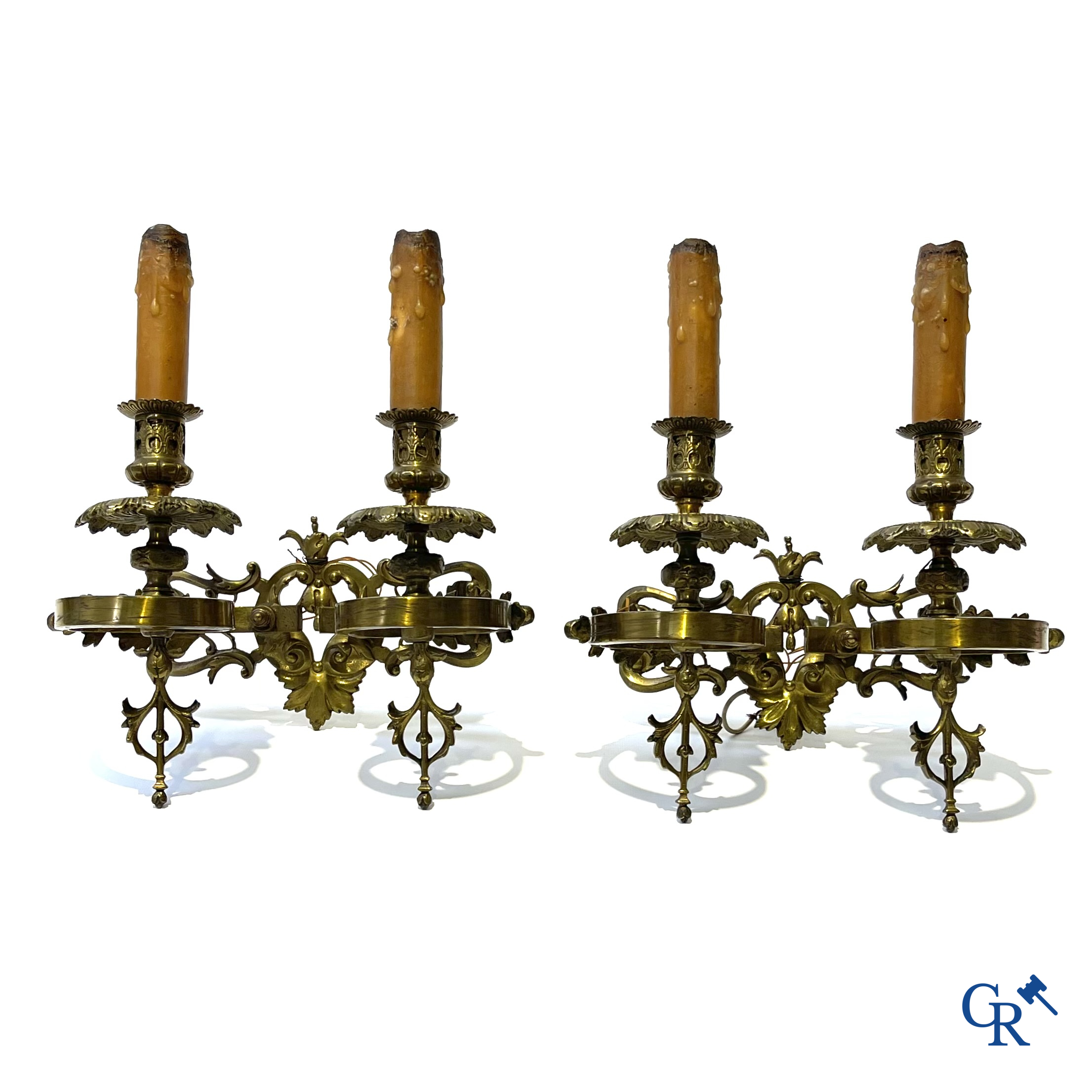 Een kavel van 2 luchters met kristal en een paar bronzen wandlichten.