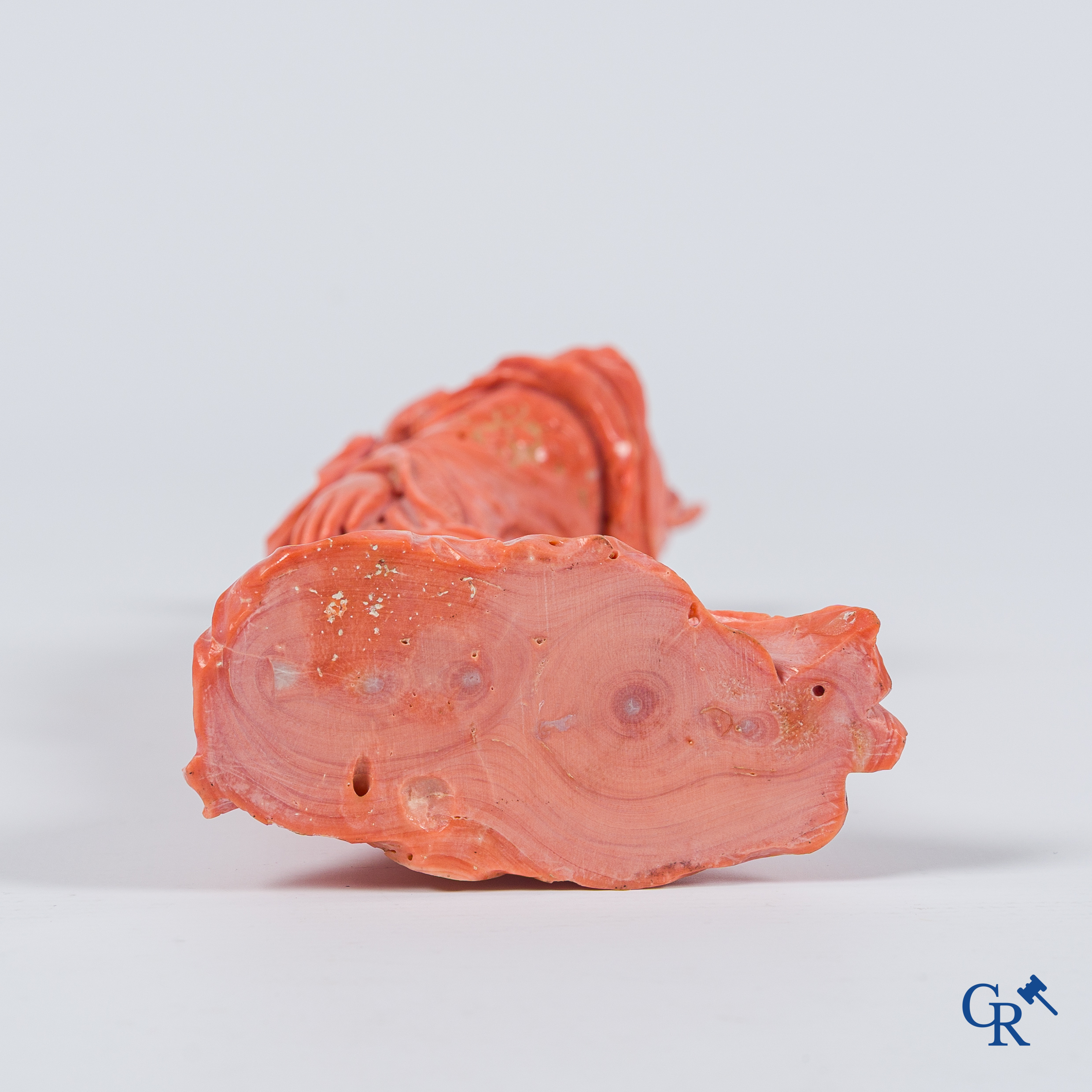 Aziatica, China. Een rode koraal figuur van een Chinese dame op houten sokkel.