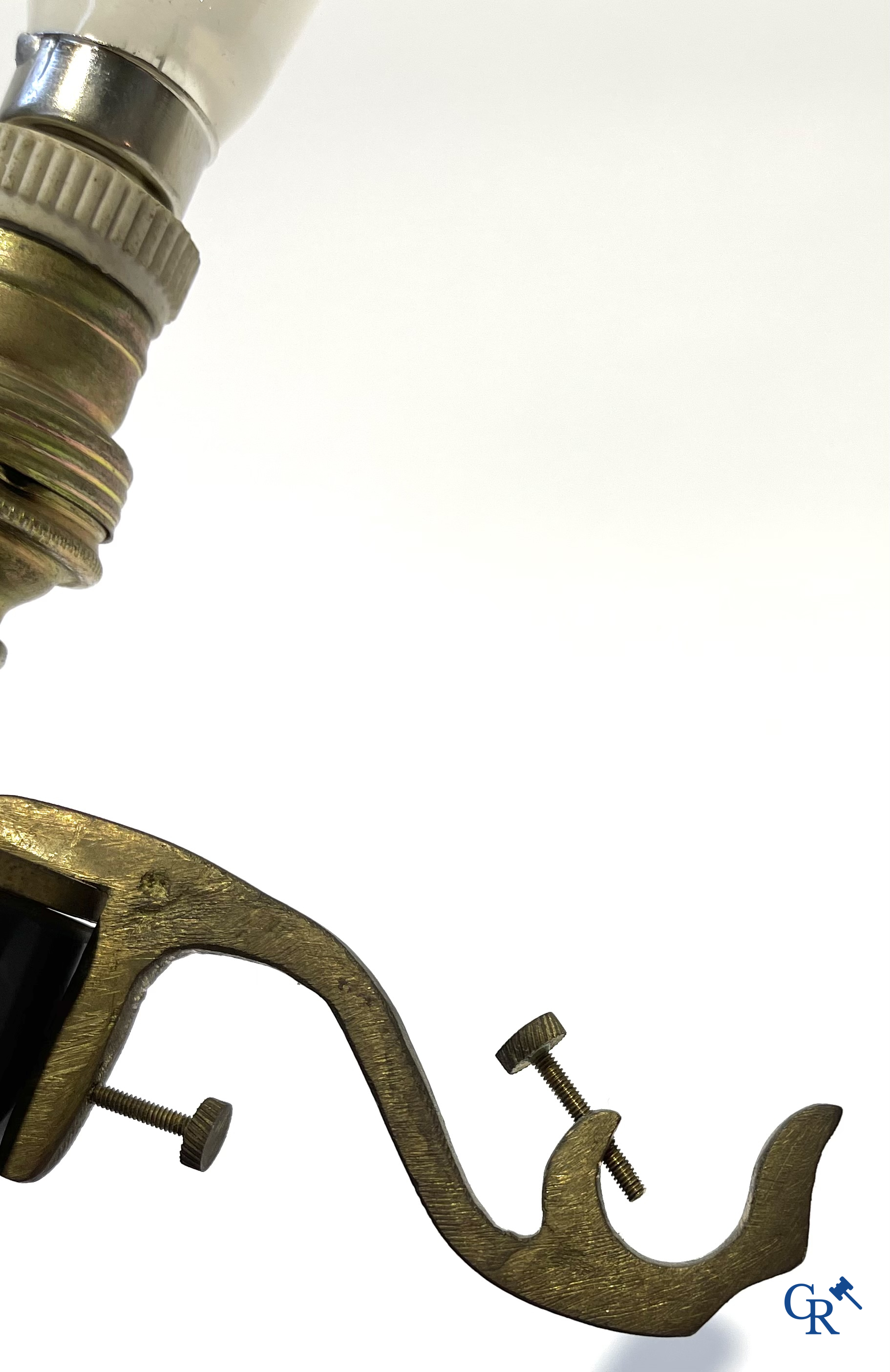 Emile Gallé. Art Nouveau stijl tafellamp in cameo glas met een Vogezen landschap. Werk uit de ateliers van Gallé.