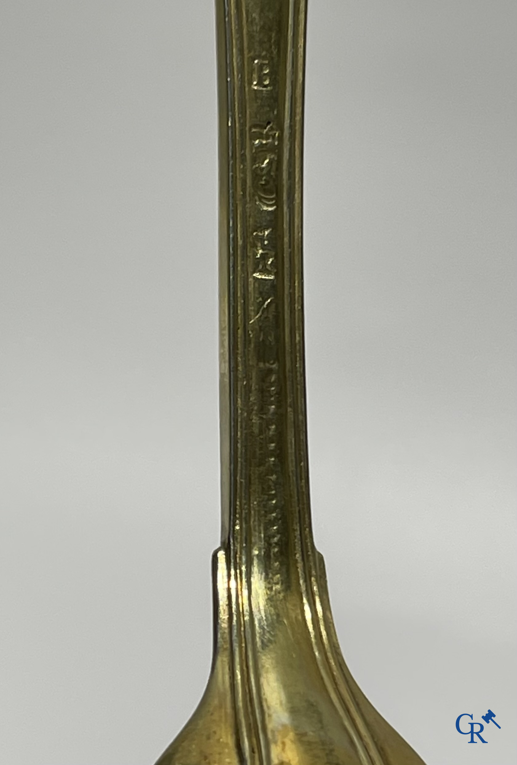 Zilver. Reeks van 24 dessert couverts in vermeil. België, 18e eeuw. Keurmerken op de lepels. Waarschijnlijk Luik 1773.