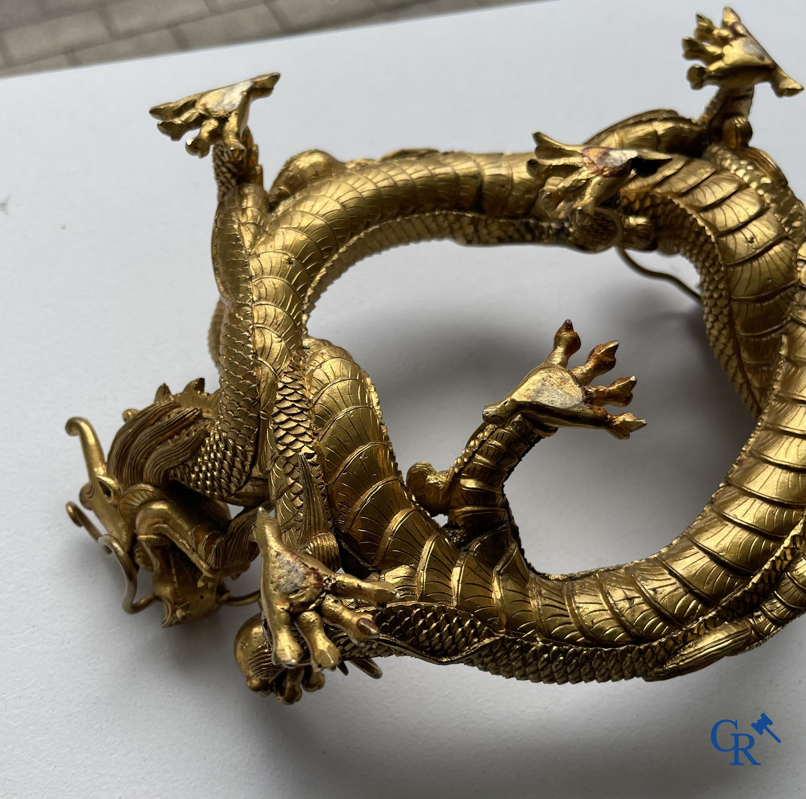 Aziatica. China. Een zeldzame Chinese drakensokkel in verguld brons. Qing Dynastie.